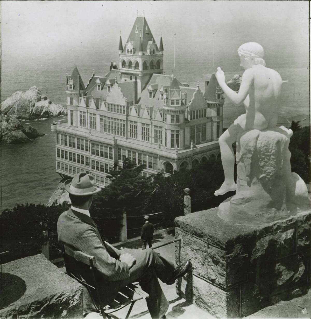 In 1896, Adolph Sutro, then the owner, built a new Cliff House modeled on a French chateau. The grandiose building boasted a 200-foot tower topped by an observation deck.