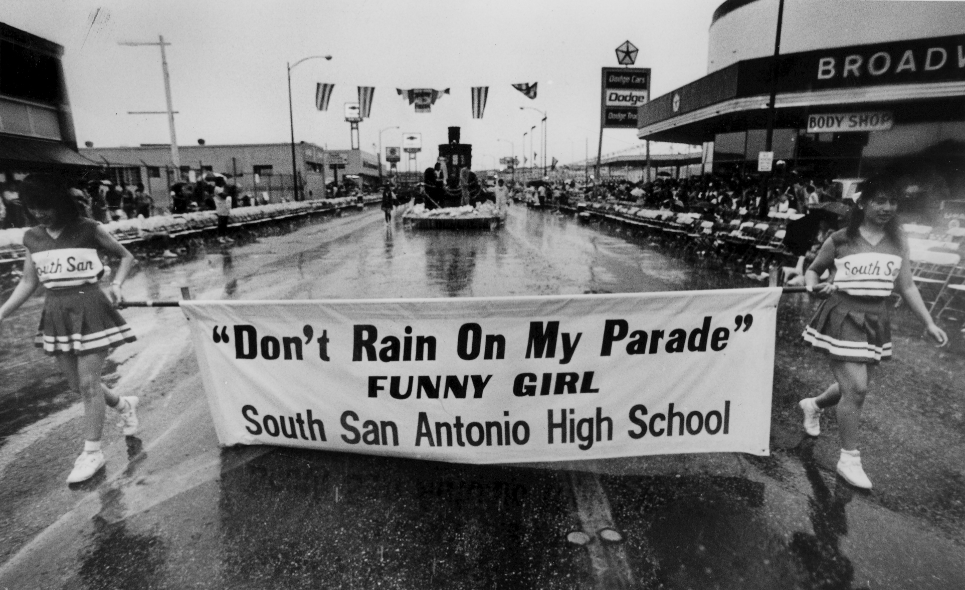 Rain dampened but didn't stop Fiesta's Battle of Flowers Parade in '87 - Vimarsana News