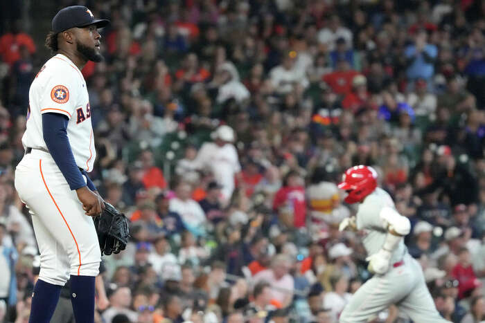 Astros' Mauricio Dubón extends hitting streak with leadoff triple