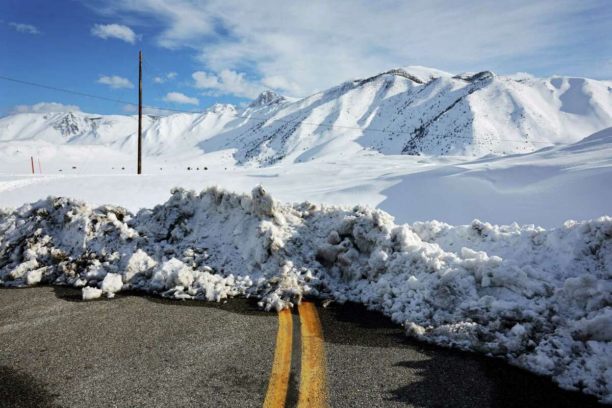 在猛犸湖附近的内华达山脉，积雪覆盖了一条道路。加州的积雪仍然很大。