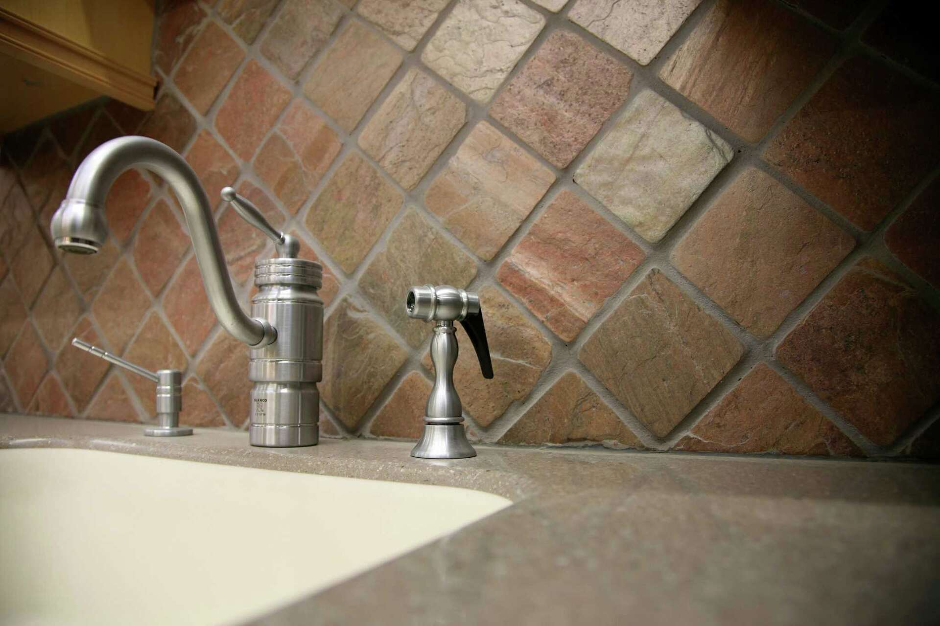 What Kind of Substrate Is Needed for a Tile Kitchen Backsplash?