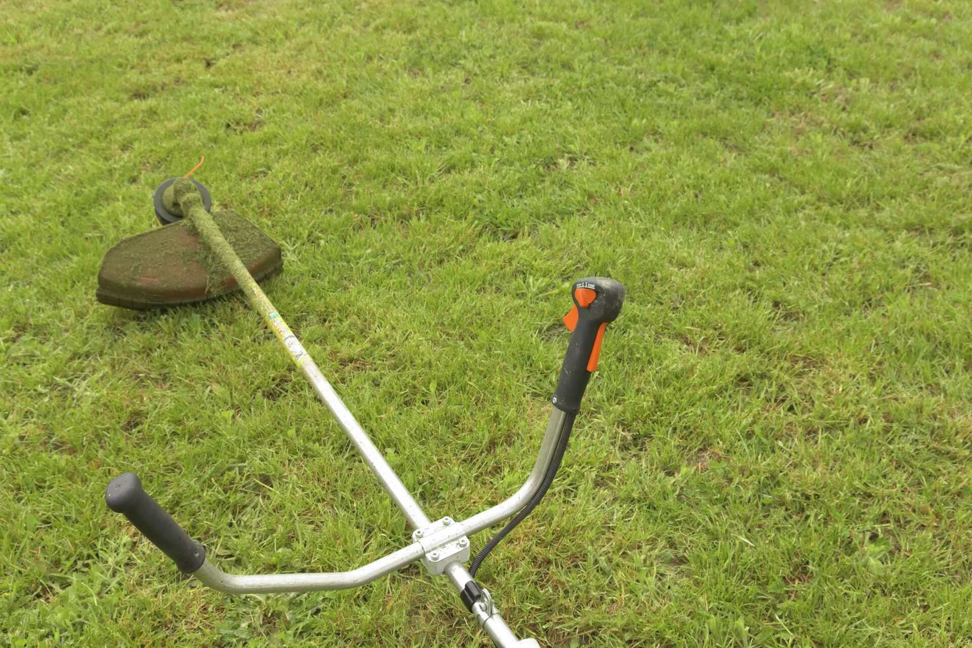 How to Change the Trimmer Head on a Stihl Trimmer