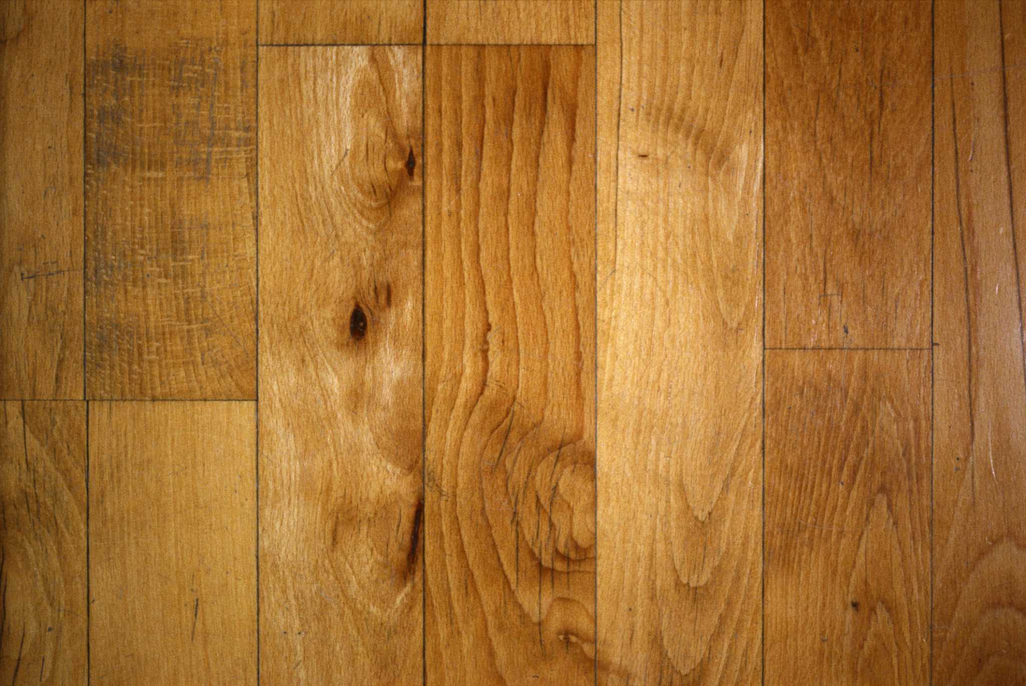 What Causes Hardwood Floors to Splinter at the Edges?