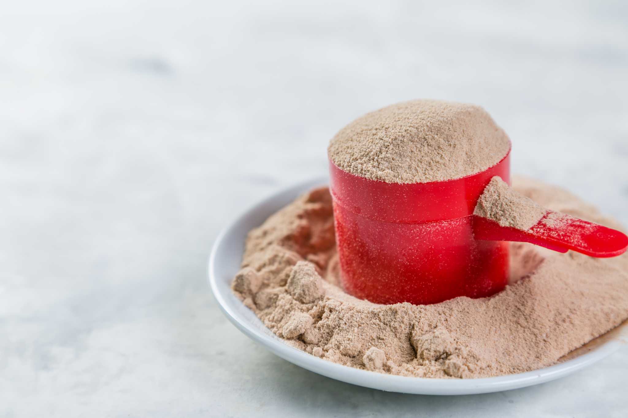 How many tablespoons of protein powder amount to 1 scoop (30 gm