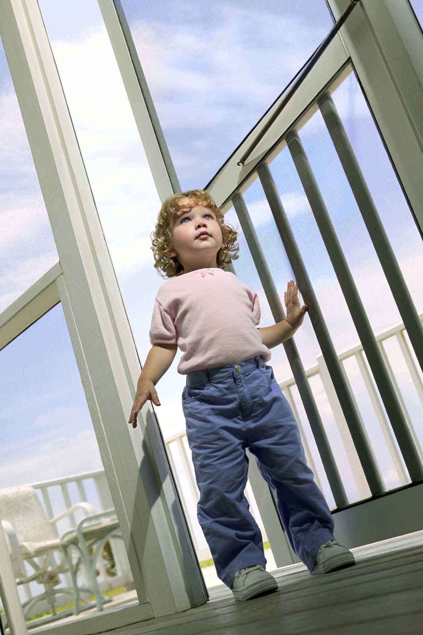 How to Keep the Screen Door From Blowing Open
