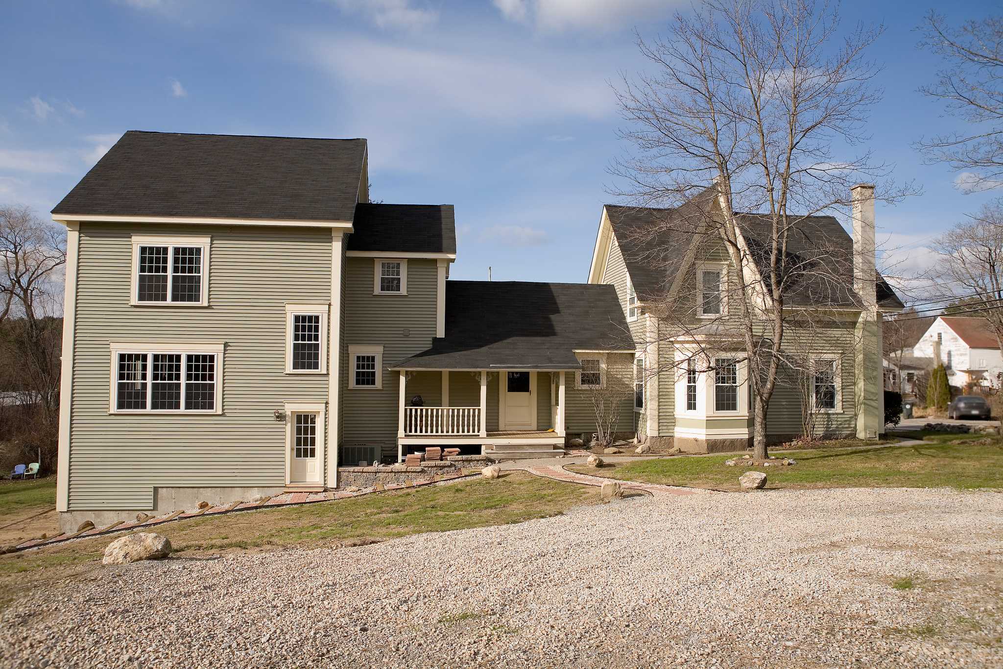 How to Bind a Driveway With Loose Stones