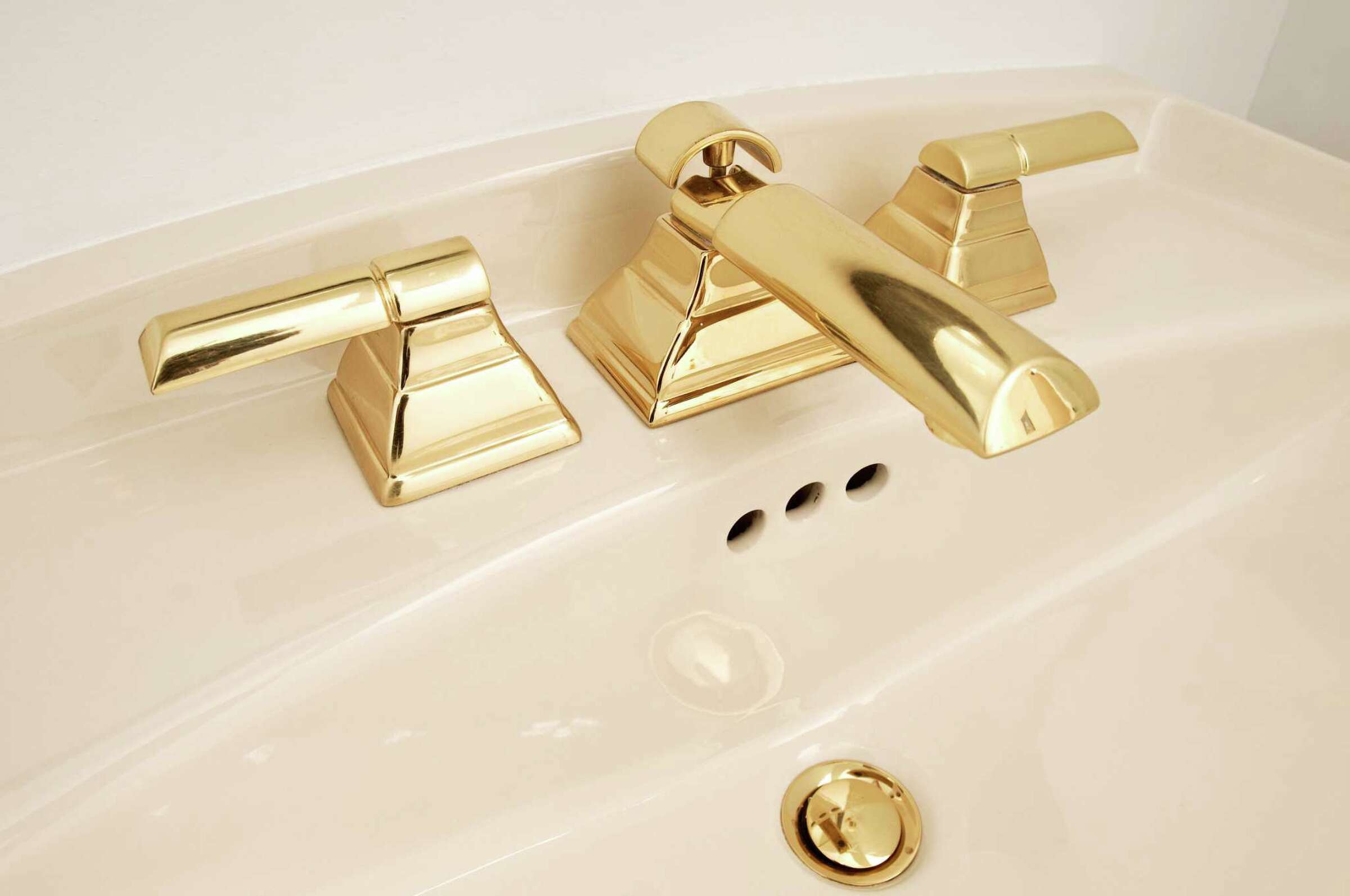 How to Fix a Brass Sink Drain That Is Tarnished From Chemicals