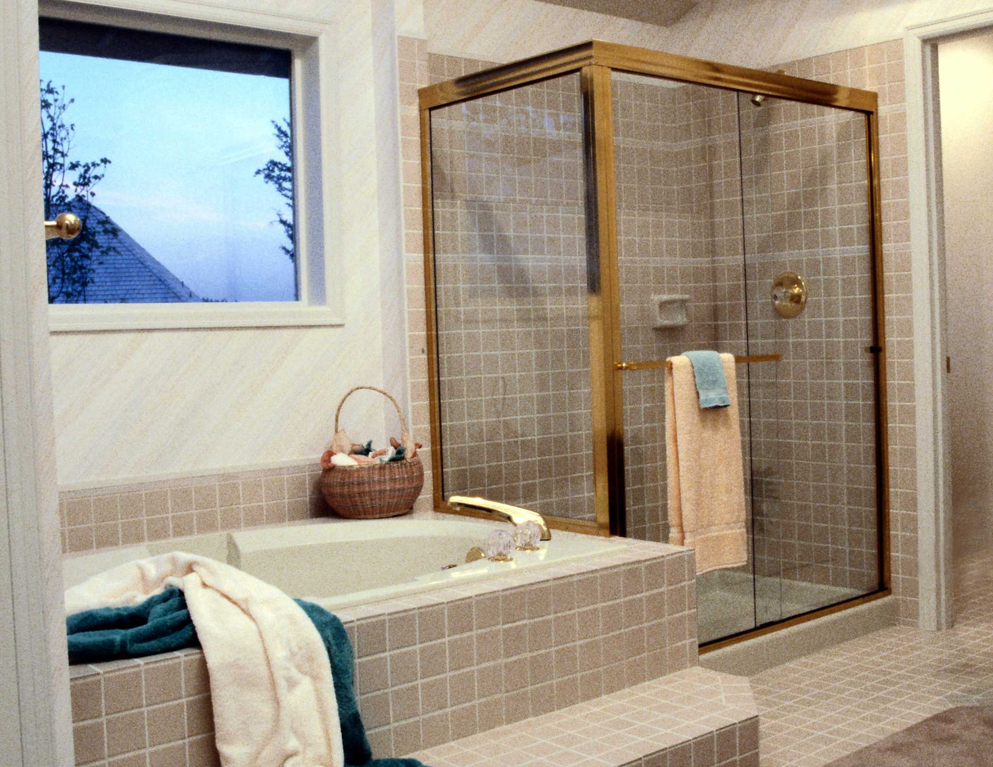 How to Clean Mold From Aluminum Shower Doors