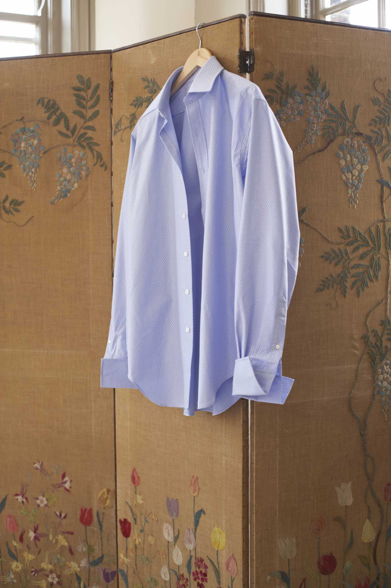 How to Use a Folding Screen As a Headboard