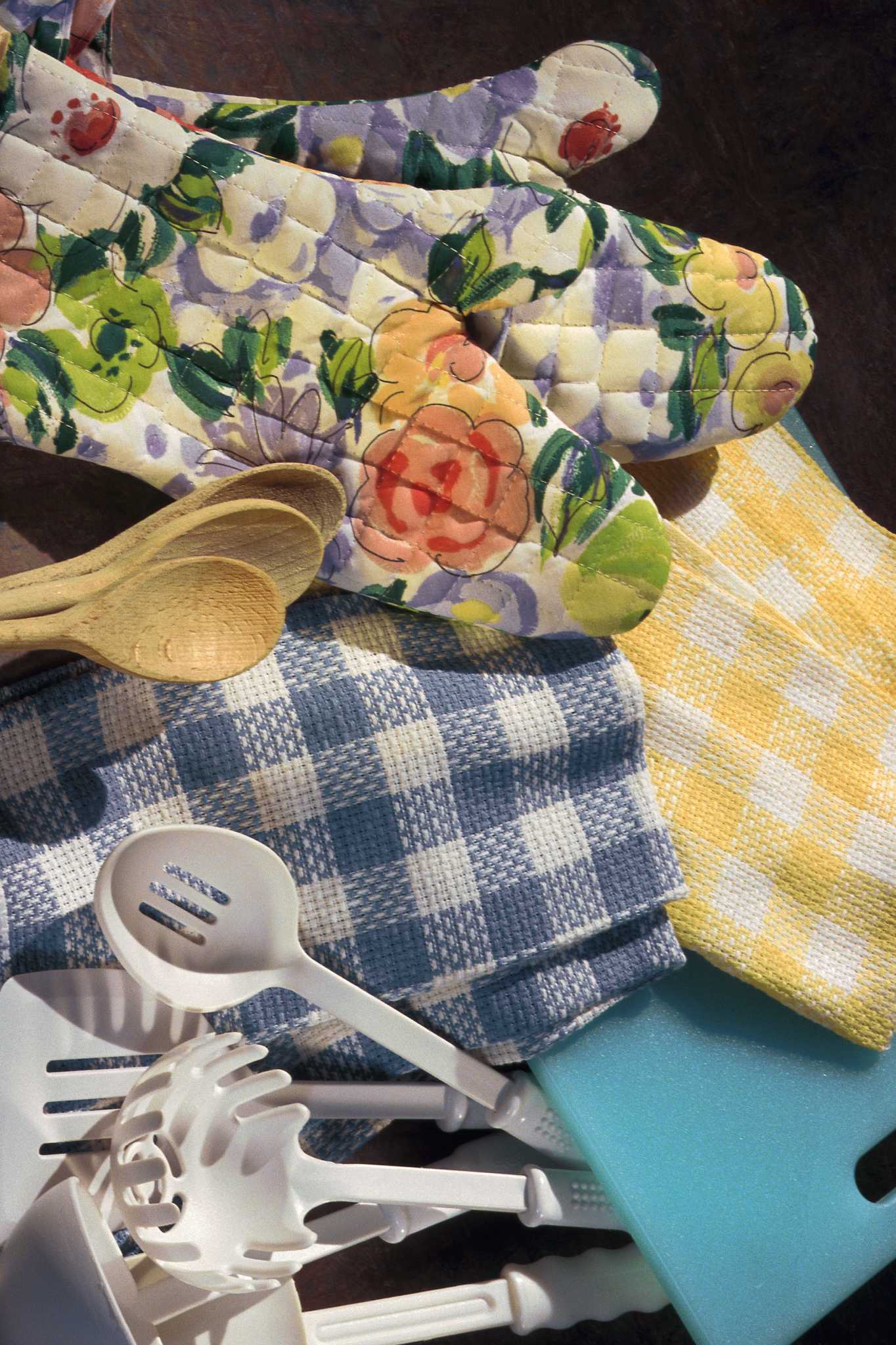 Color Schemes to Brighten a Dark Kitchen