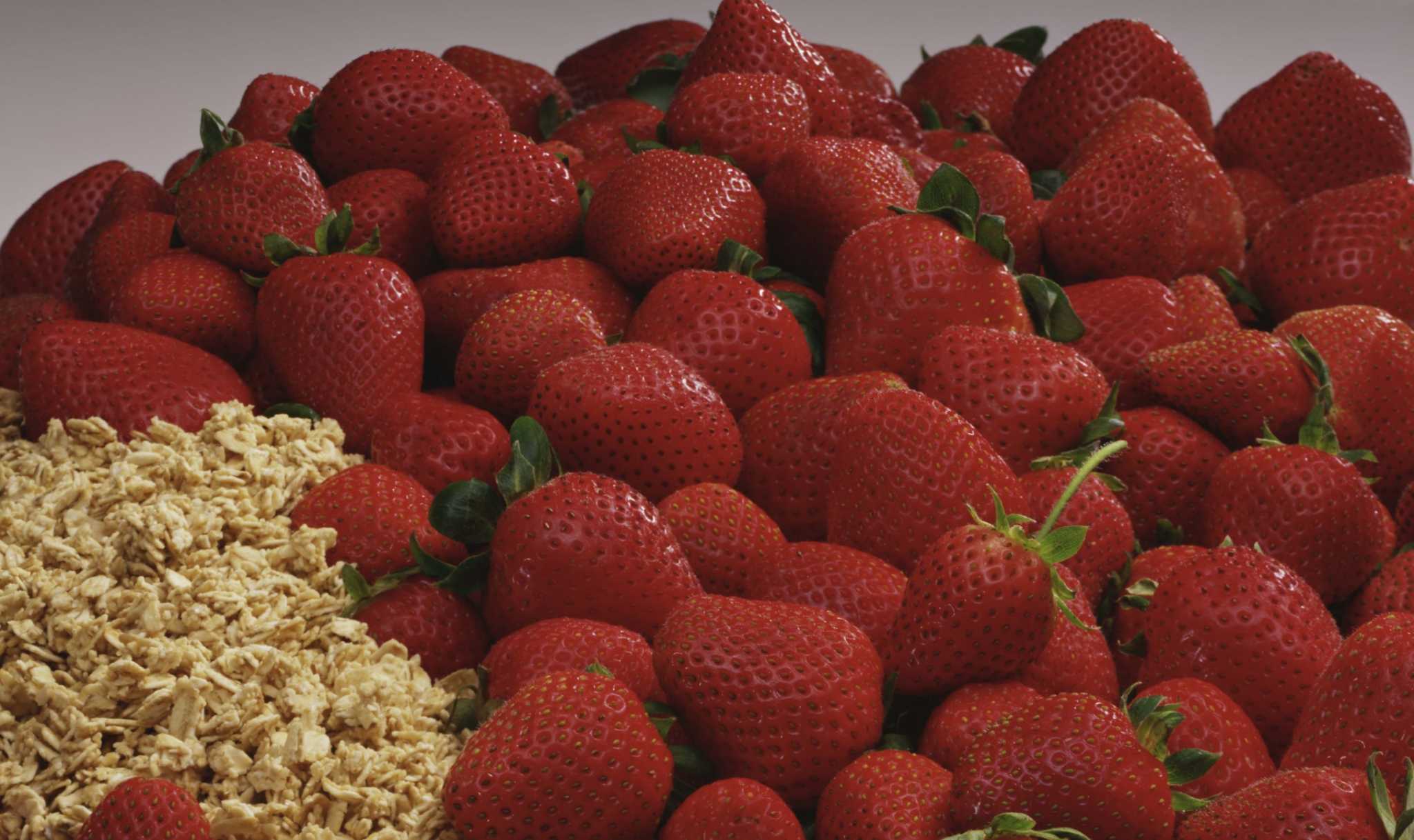 What Are the Health Benefits of Eating Spinach and Strawberries Together?