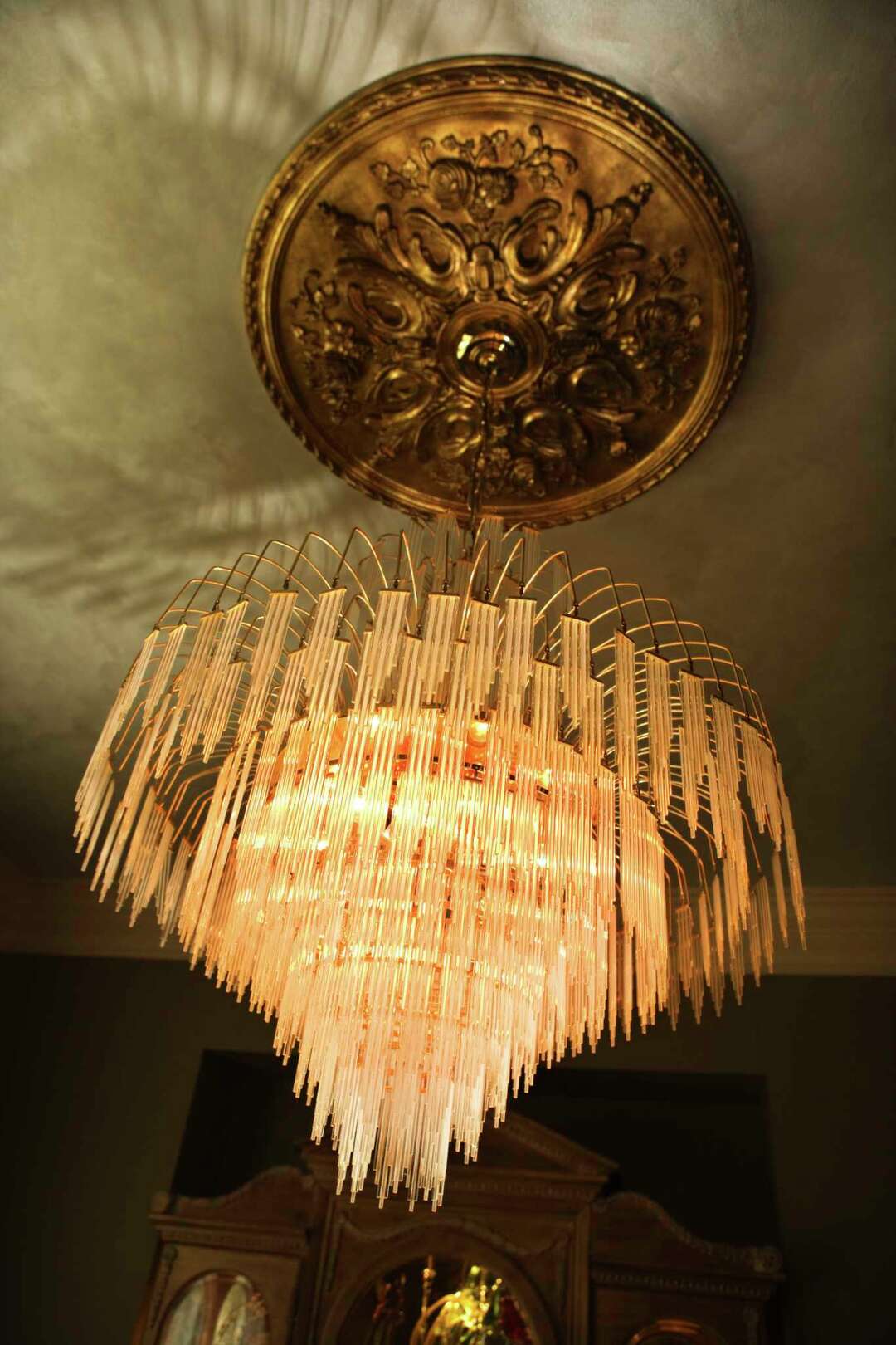 How to Construct a Ceiling Medallion With Plaster