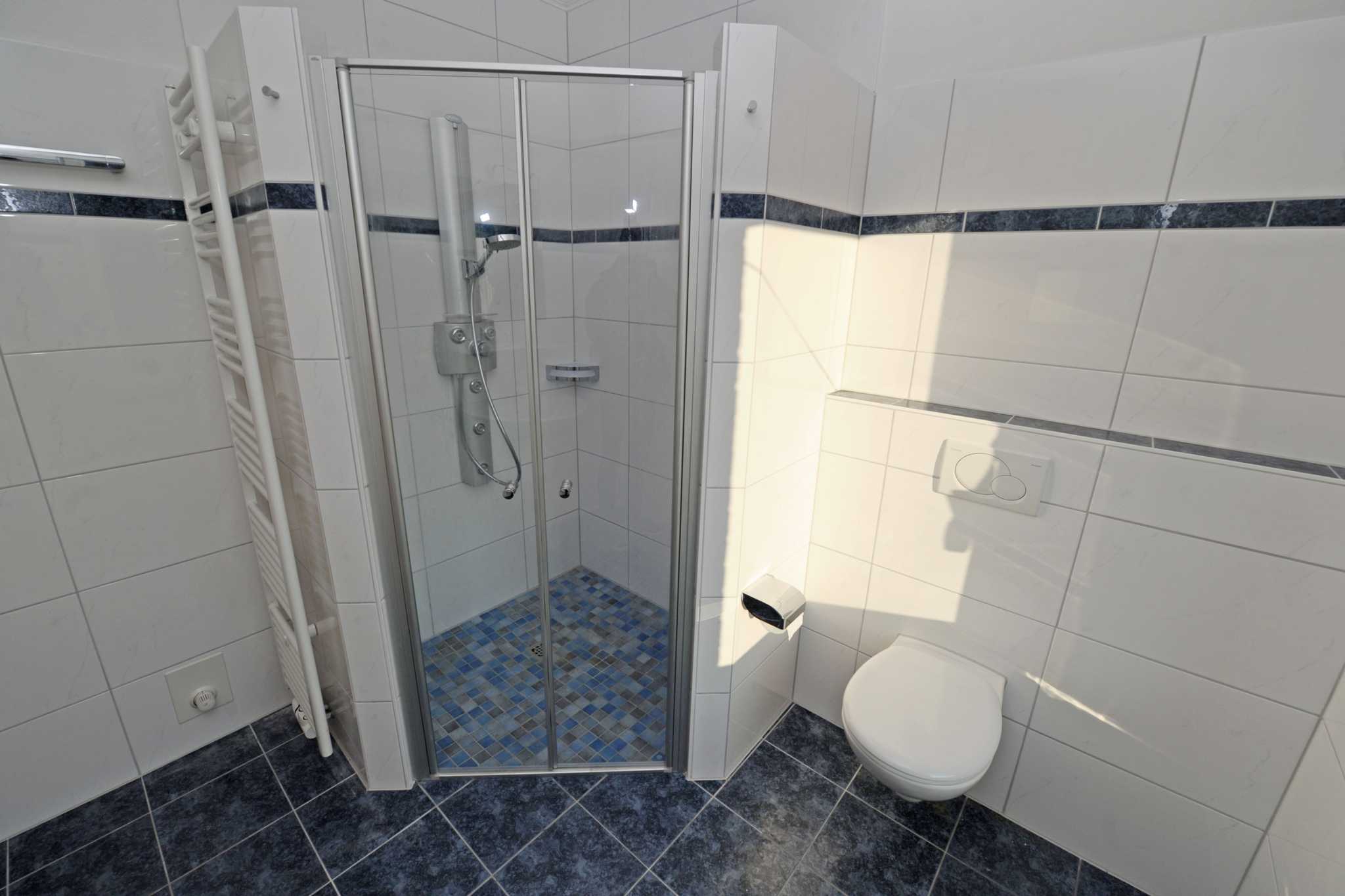 The Ultimate Guide to Creating a Curbless Shower: A Must-Have for  Accessibility - EZ Able®