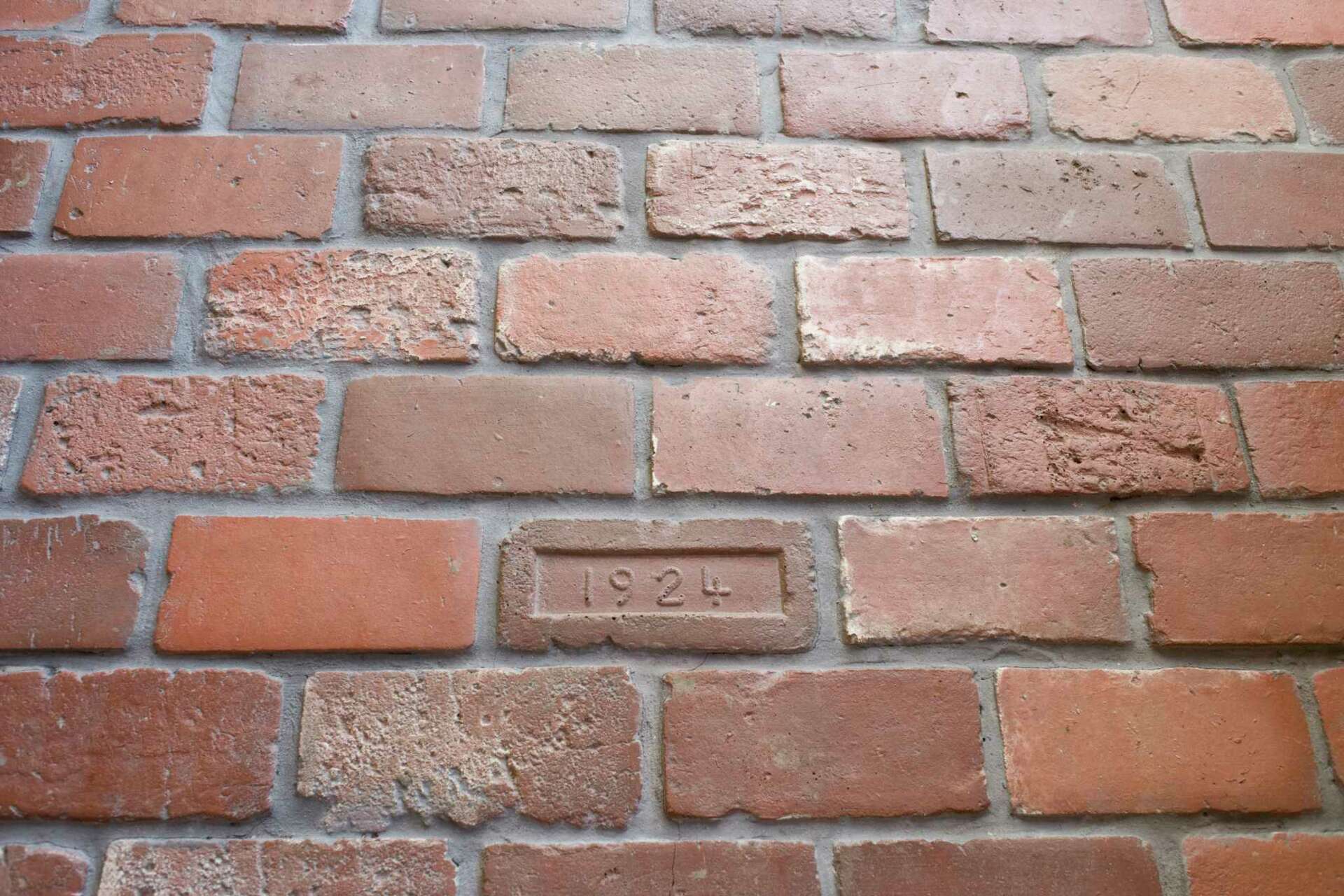 How to Convert a Sided Wall to a Brick Wall