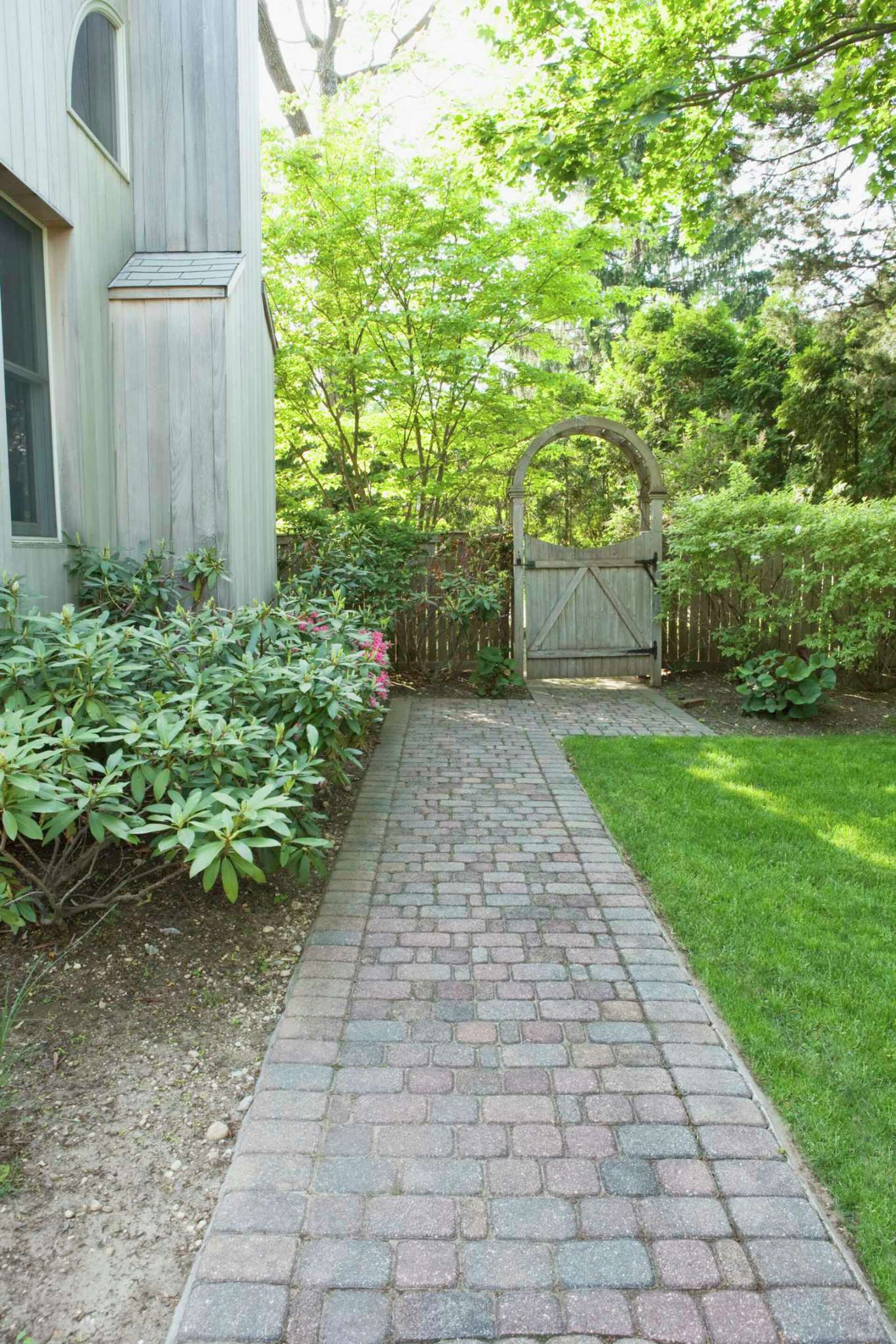 How to Lay Pavers on Crusher Run Stone