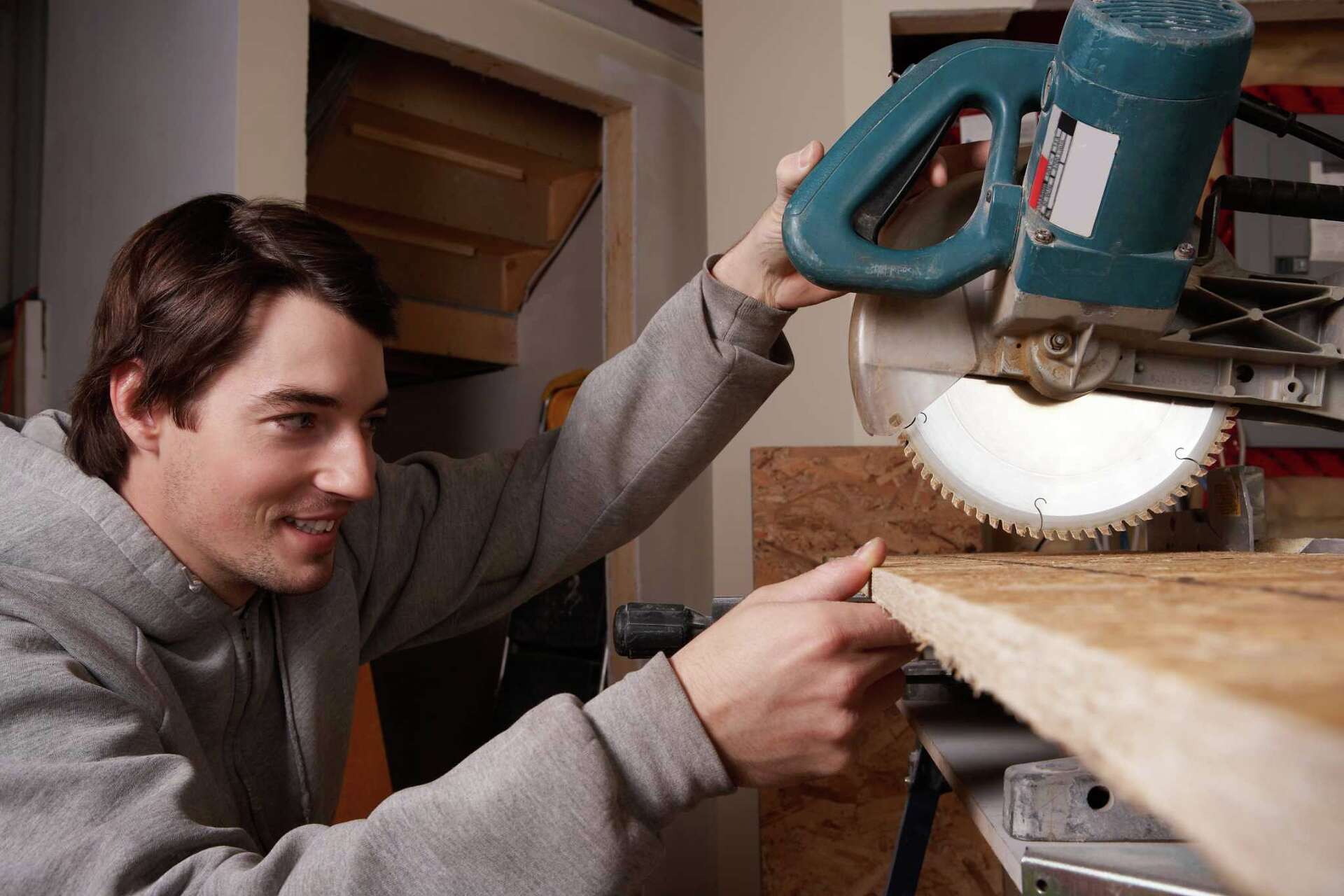Guide to Using a Miter Saw for Angled Wood Cuts: Master Precision Today