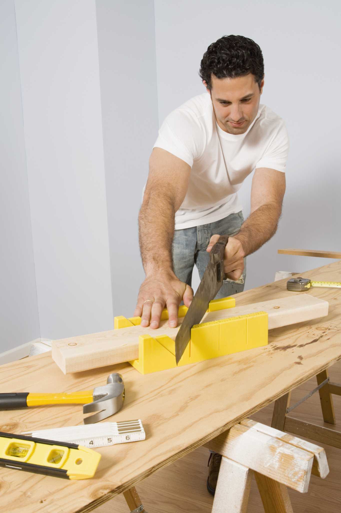 How to Cut Crown Molding Corners With a Handsaw