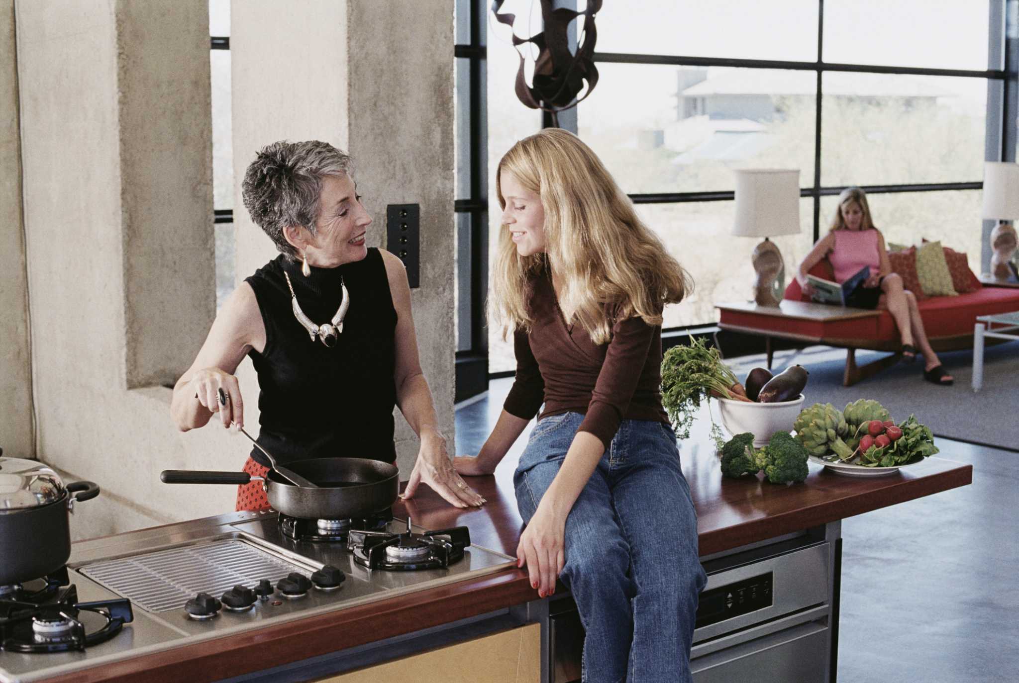 How Does a Gas Cooktop With Downdraft Venting Work?