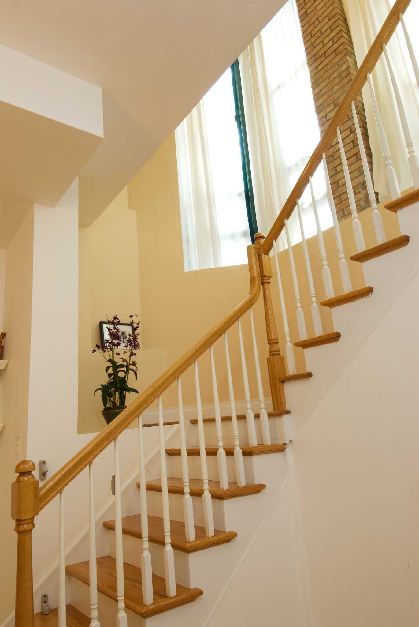 how-to-cut-laminate-flooring-around-stair-spindles