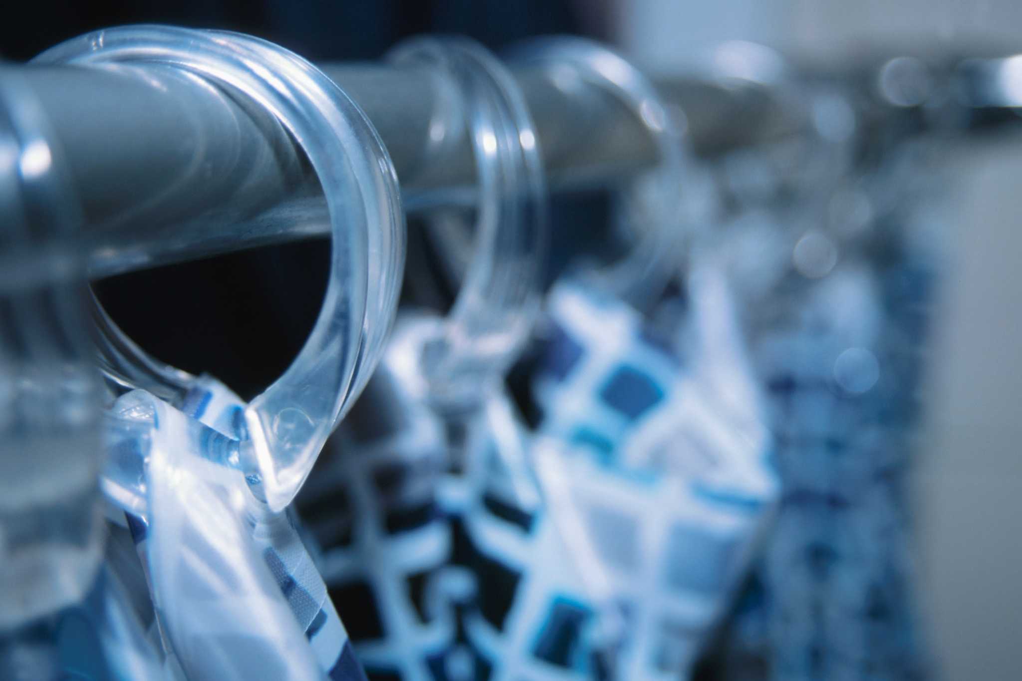 How to Cut a Metal Shower Rod