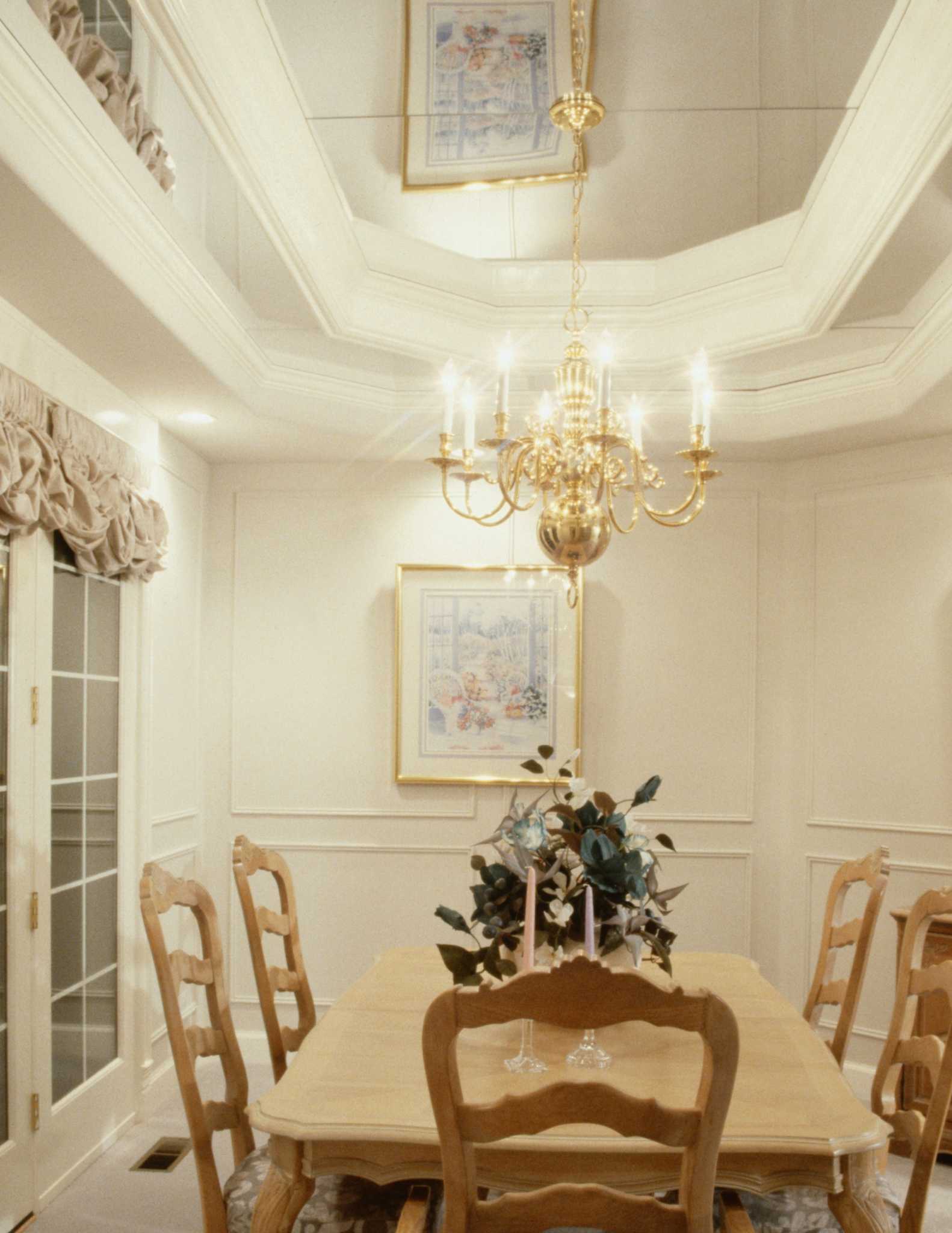 How to Decorate a Recessed Ceiling