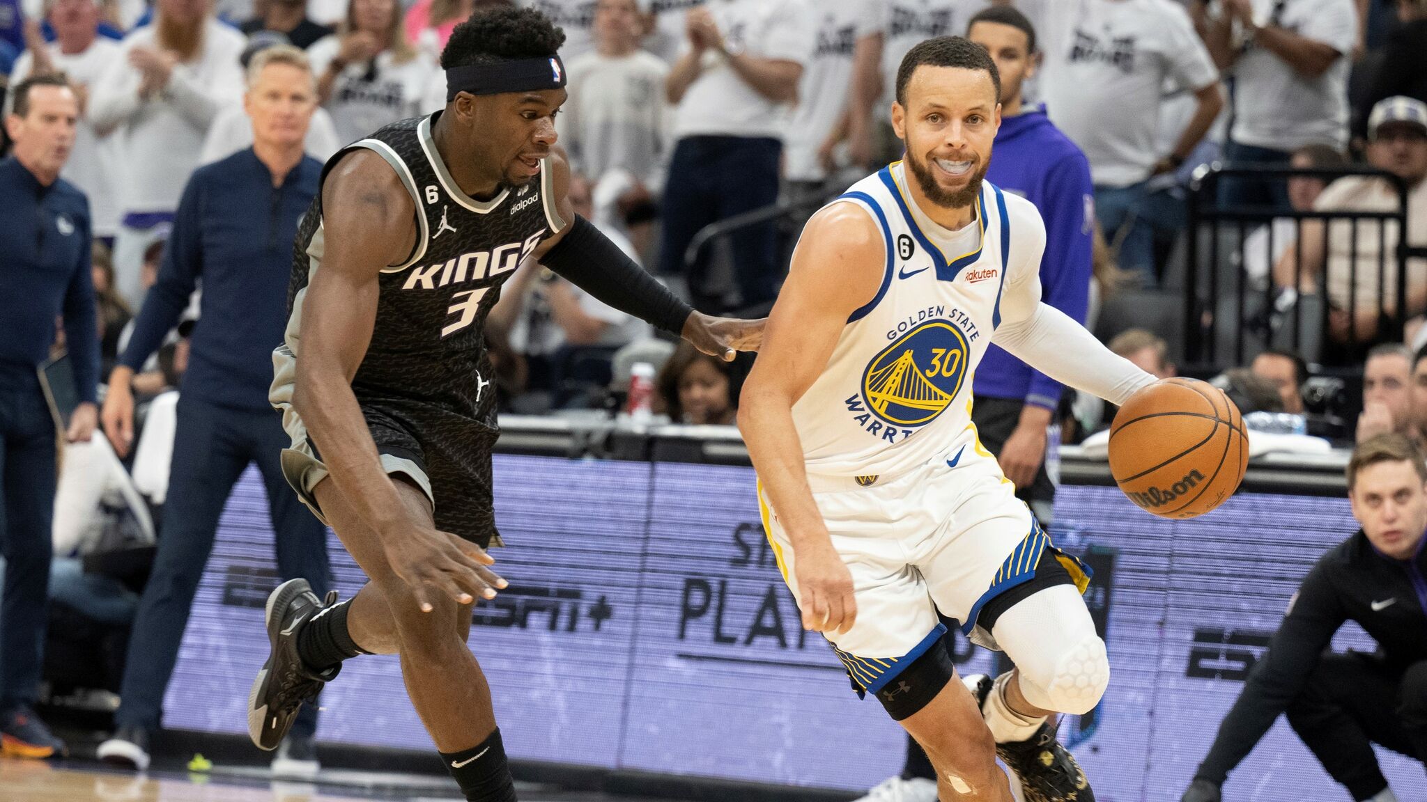 Steph Curry killed off the Kings with a smile