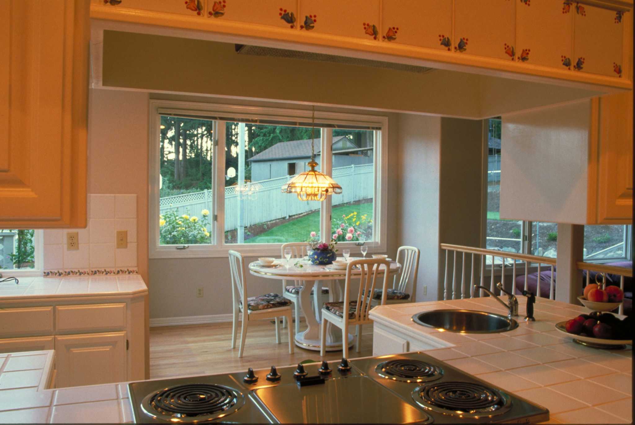 How to Decorate a Wall Behind a Kitchen Table