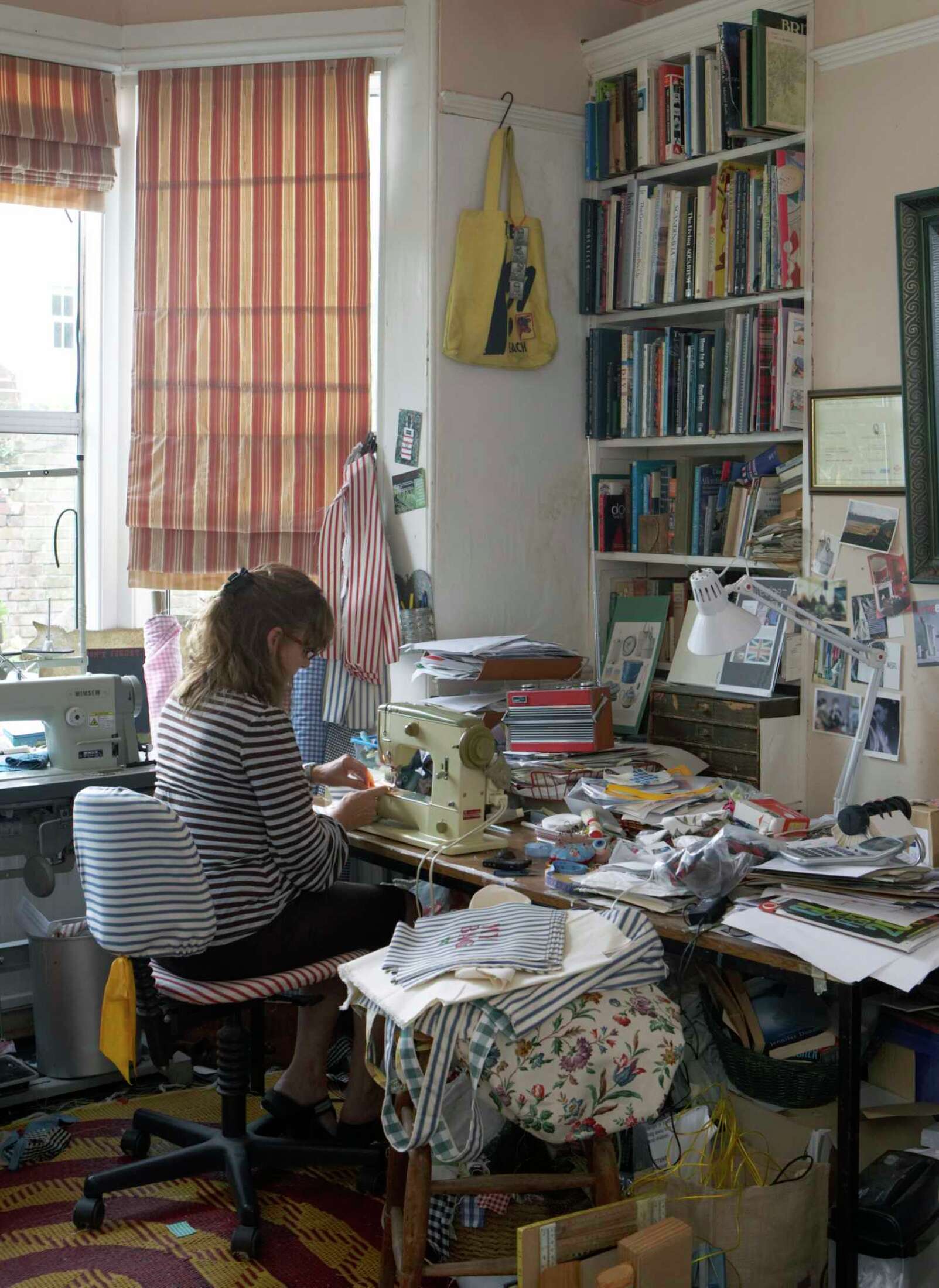 How to Remove Roman Shades From Their Brackets