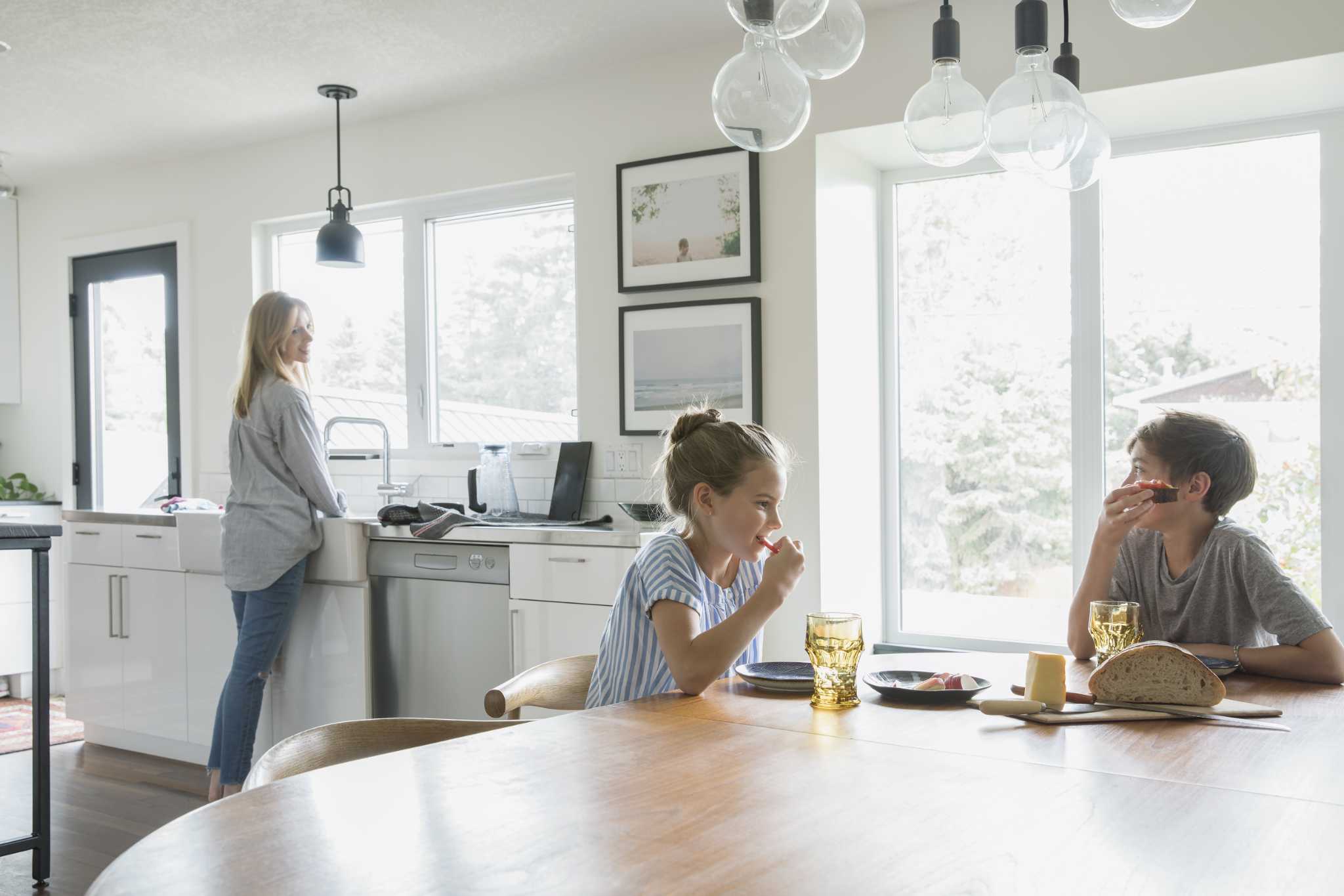 How Do I Determine the Proper Dining Table Size for a Room?