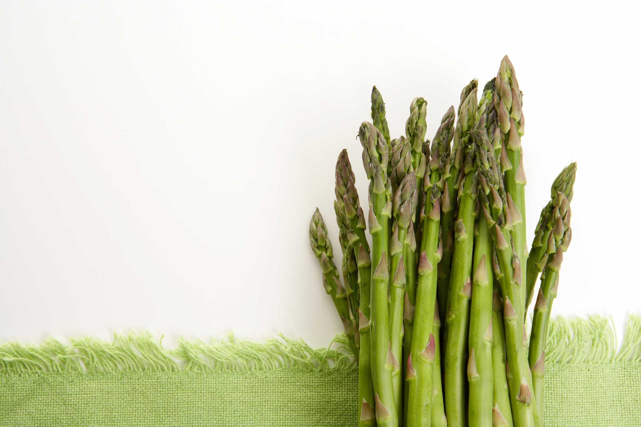 Difference Between Asparagus Plants & Crowns