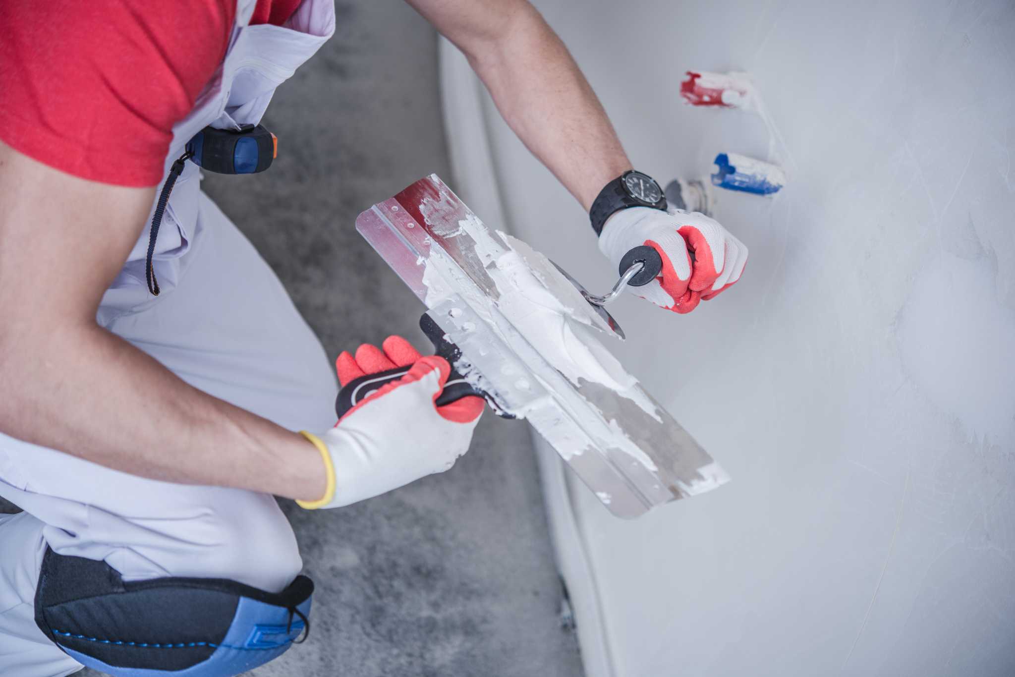 What Is the Difference Between Drywall Mud & Interior Spackling Paste?