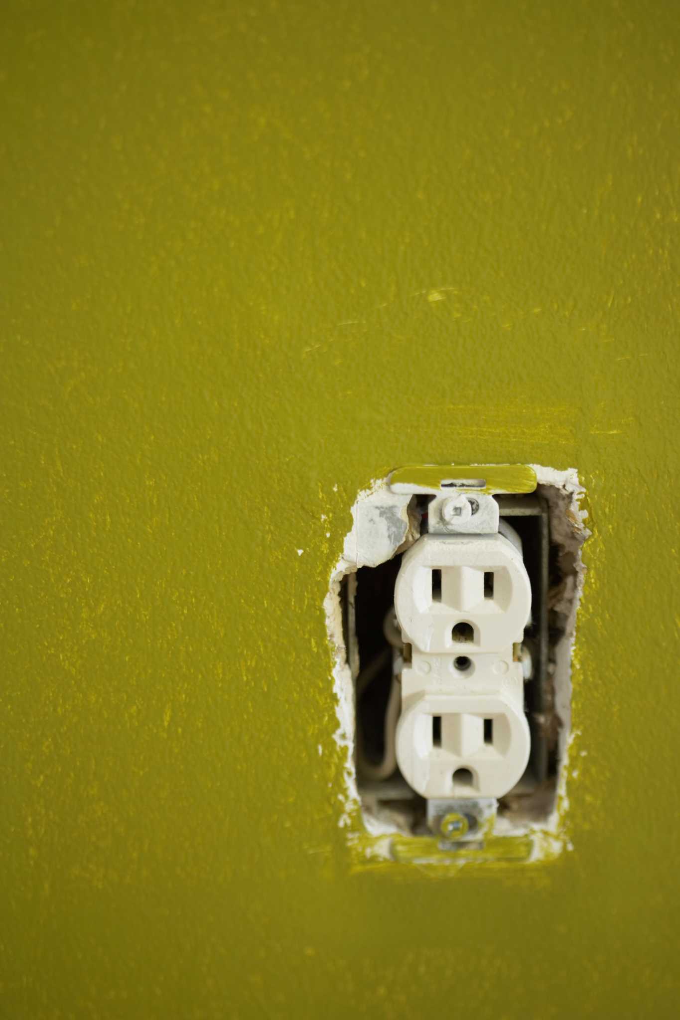How to Disconnect Backwiring From a Wall Outlet