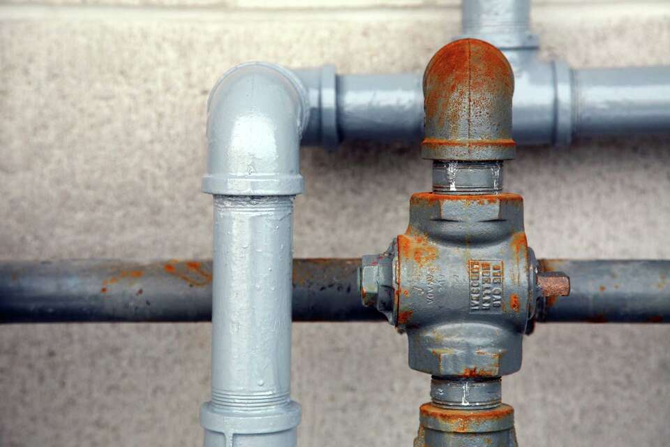 How to Remove Rusted Galvanized Pipe From a Wall