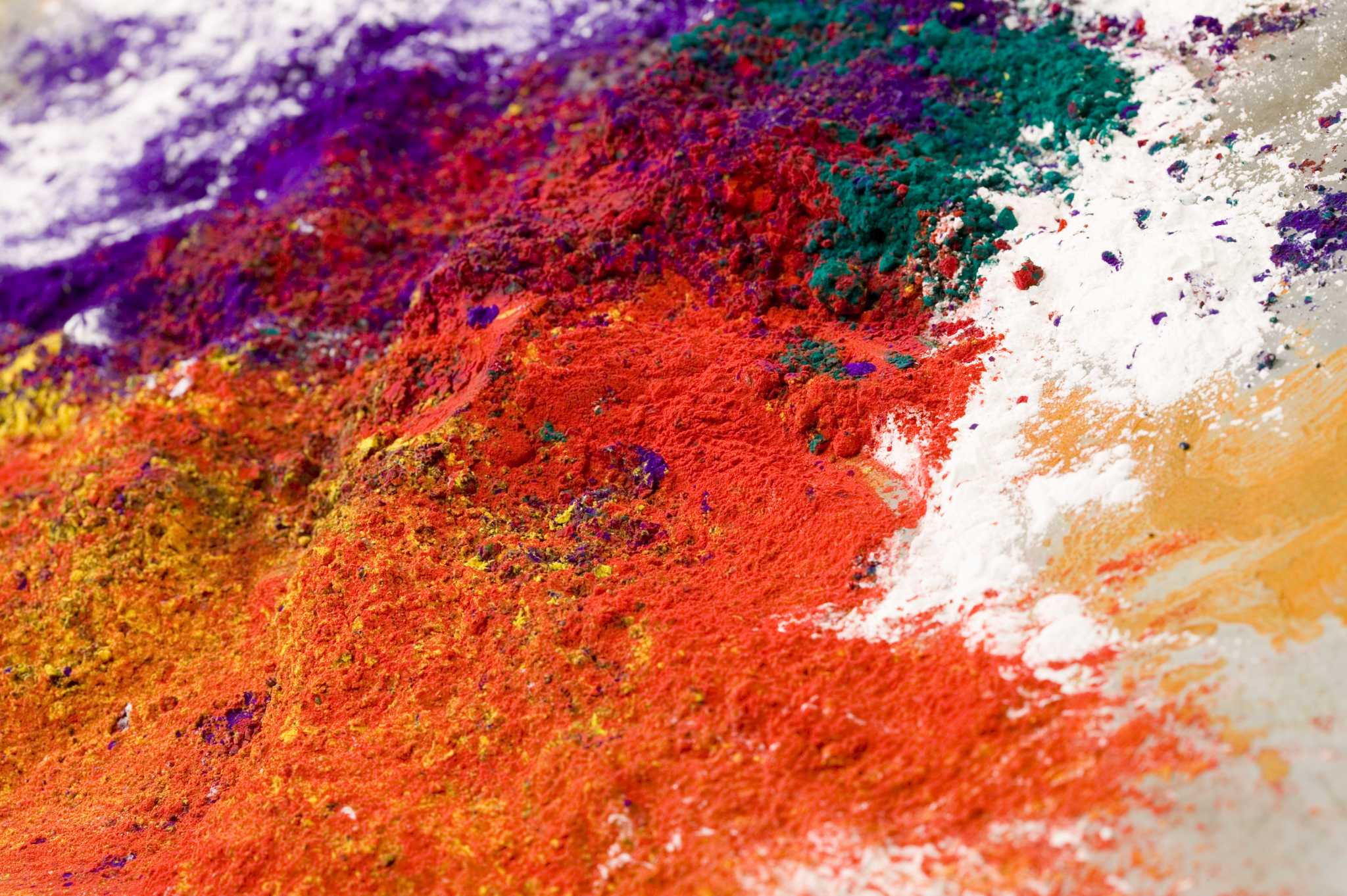 Tips on Evenly Mixing Glitter in Wall Paint