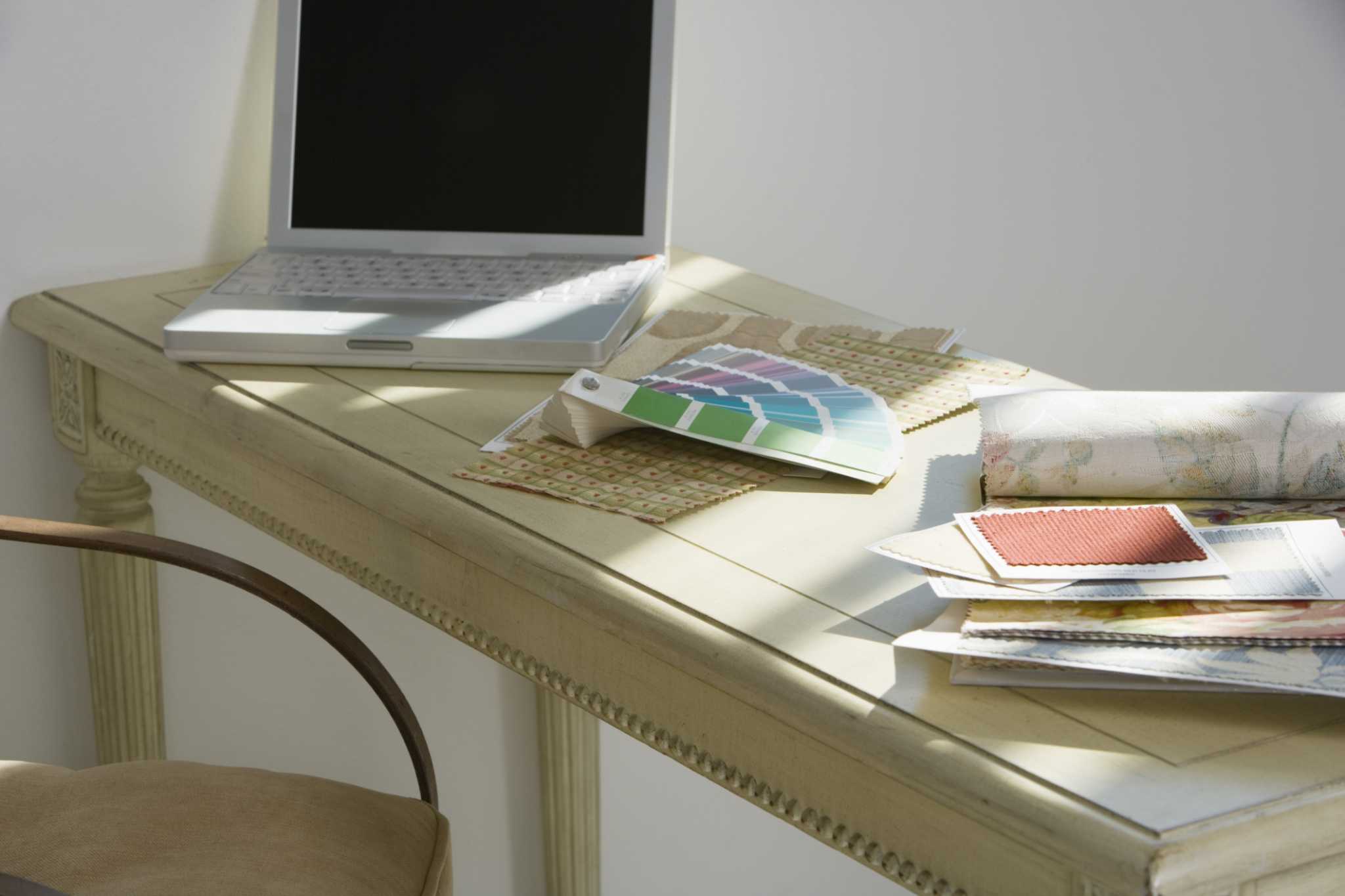 How to Distress Painted Laminate Furniture