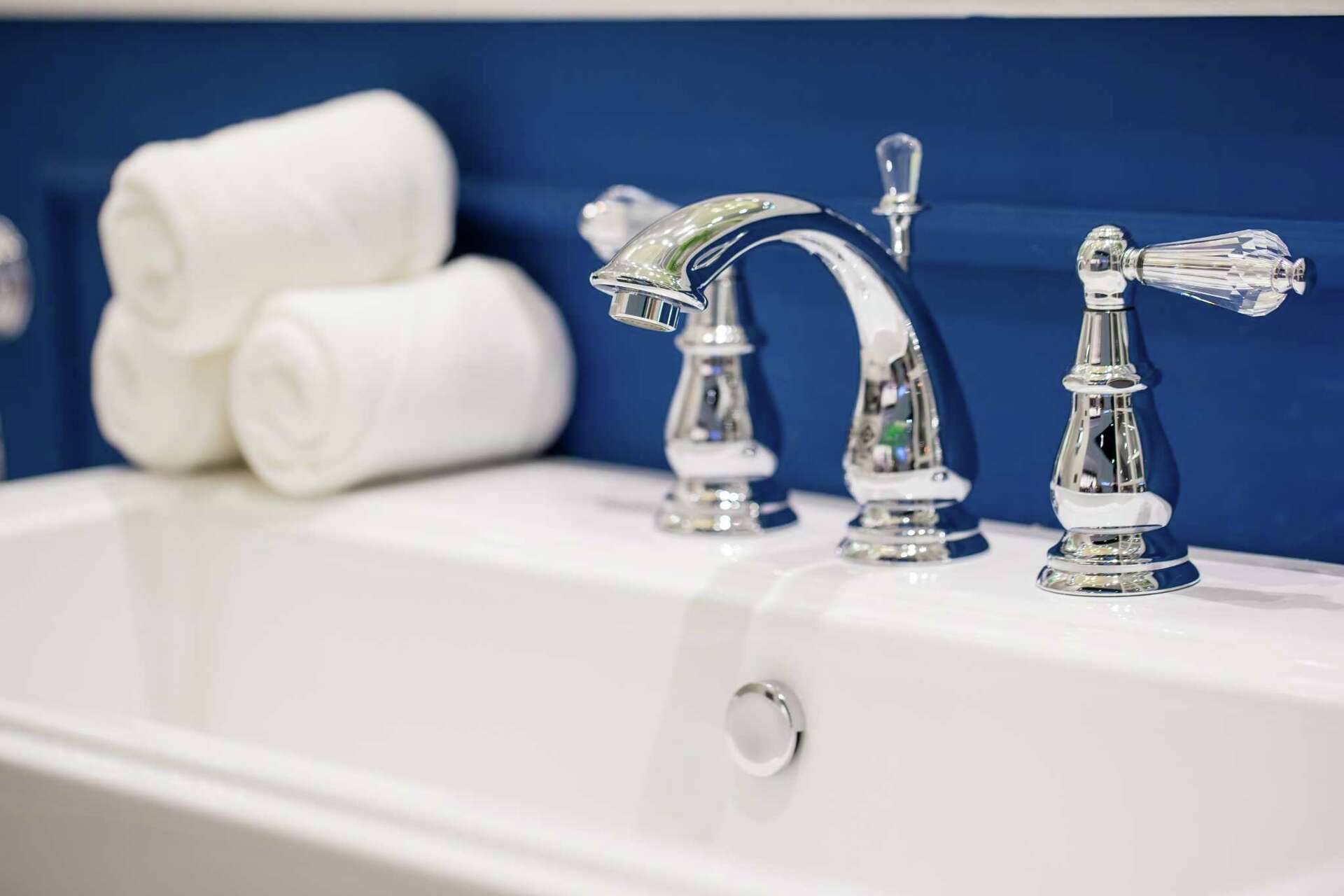 How to Get a Drain Plug Out of a Bathroom Sink