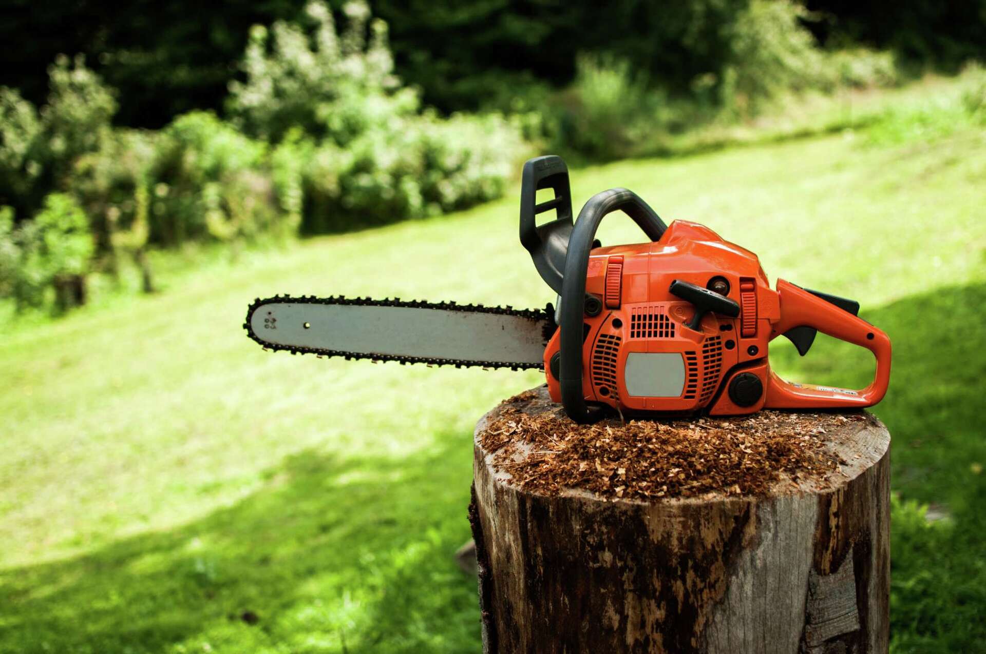 How to Adjust Oil Flow for a Husqvarna Chainsaw