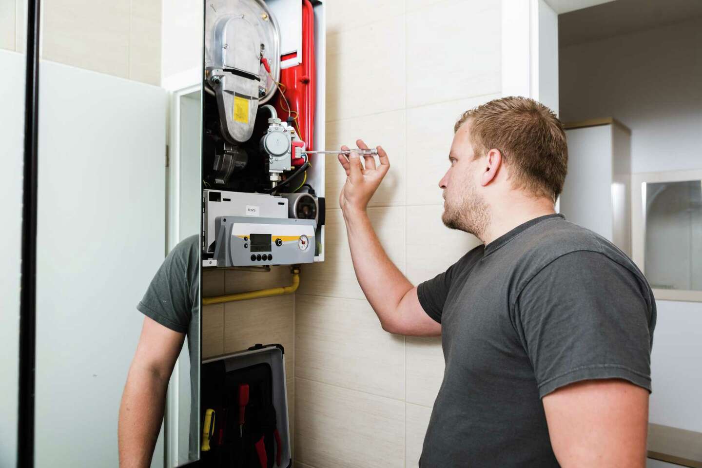 How to Adjust the Temperature on a Rheem Water Heater