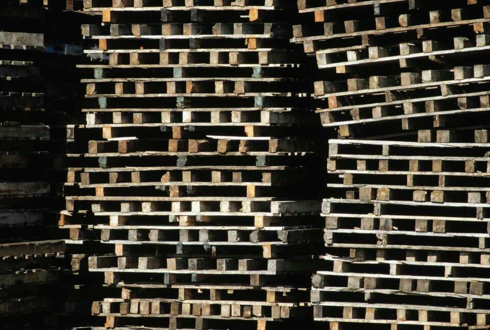 Is Dyed Recycled Hardwood Pallet Mulch Toxic?