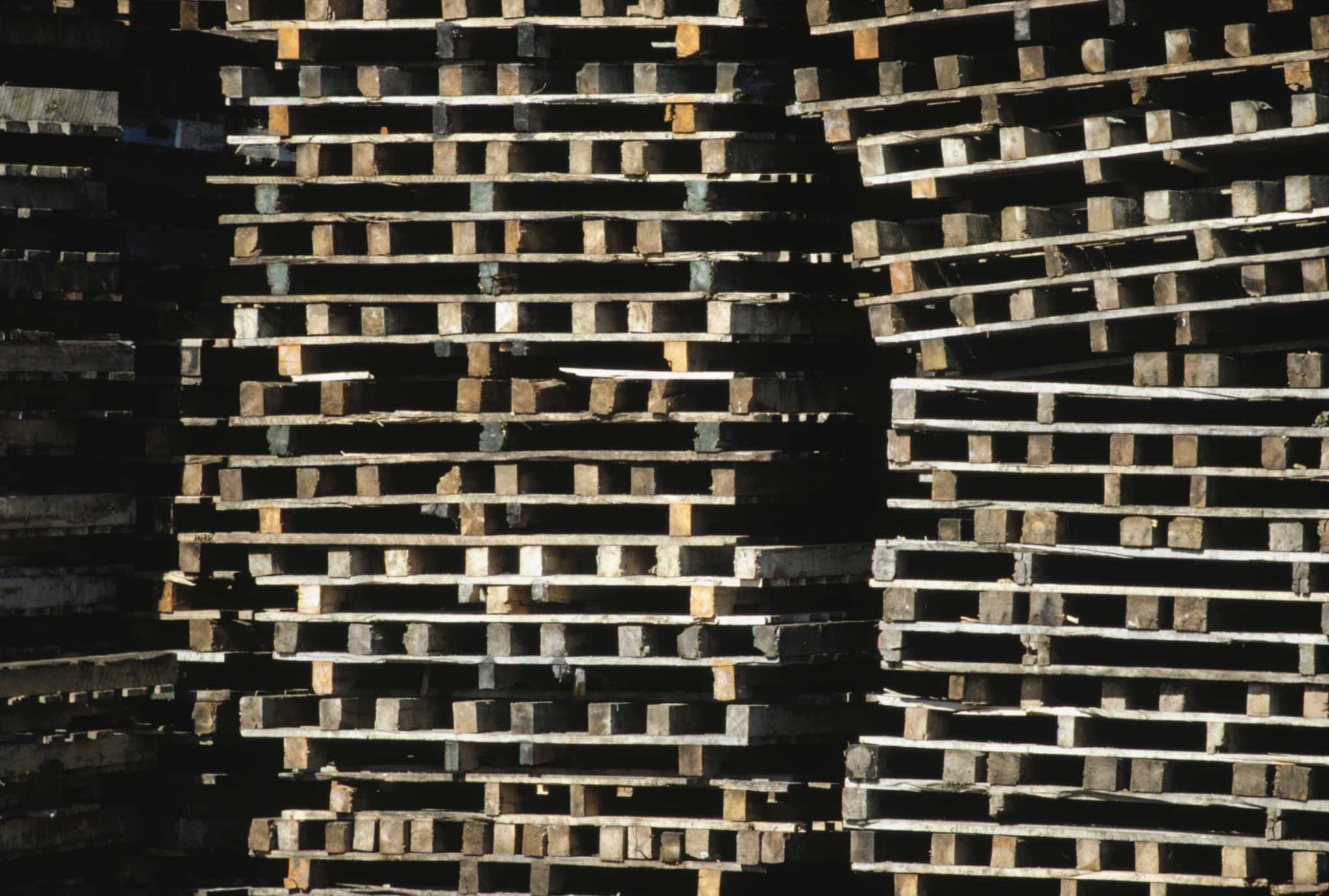 Is Dyed Recycled Hardwood Pallet Mulch Toxic?