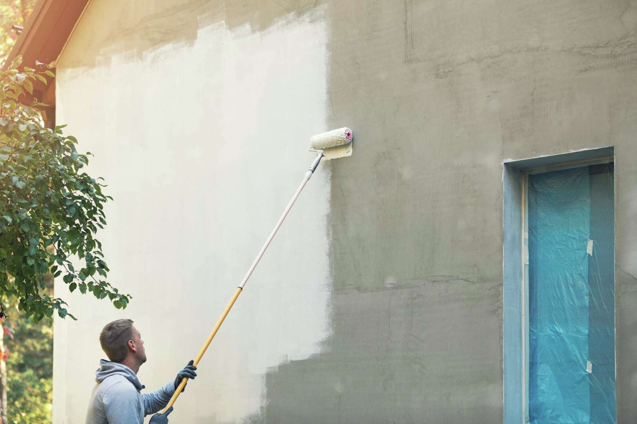 What Is the Easiest Way to Remove Old Paint From Plaster Walls?