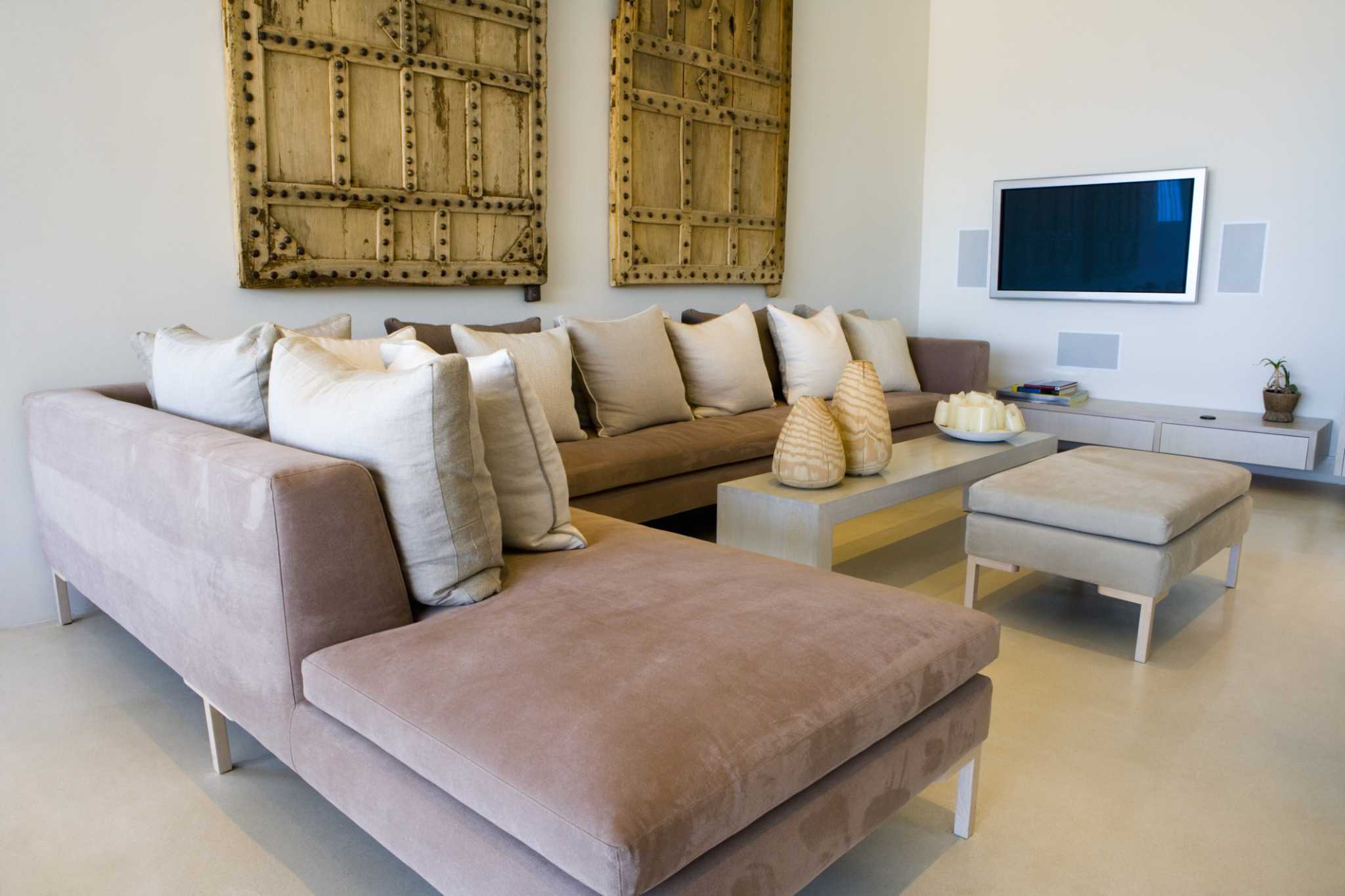 How to Arrange Throw Pillows on a Sectional Sofa