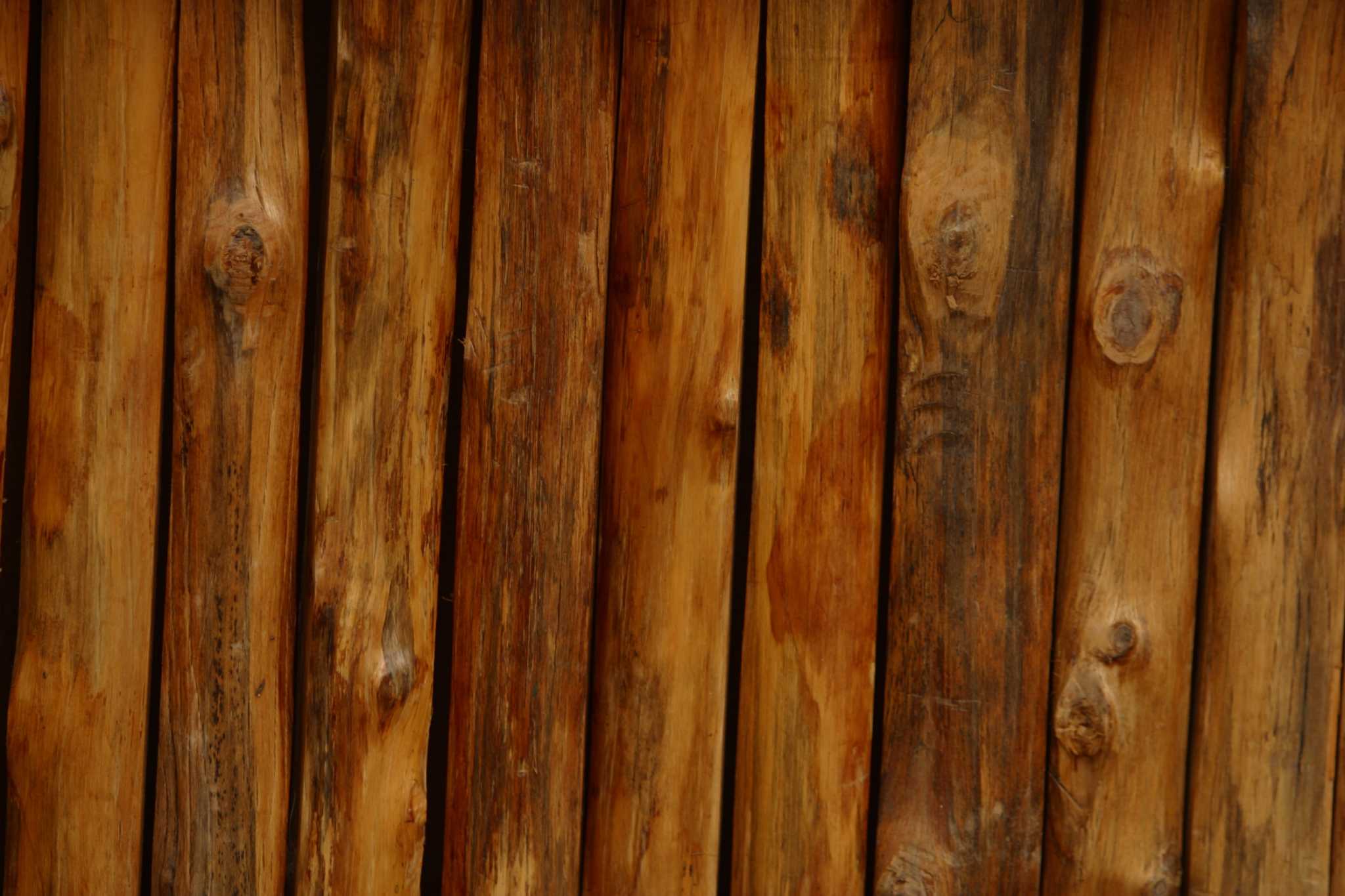 How to Fill Knot Holes in a Privacy Fence