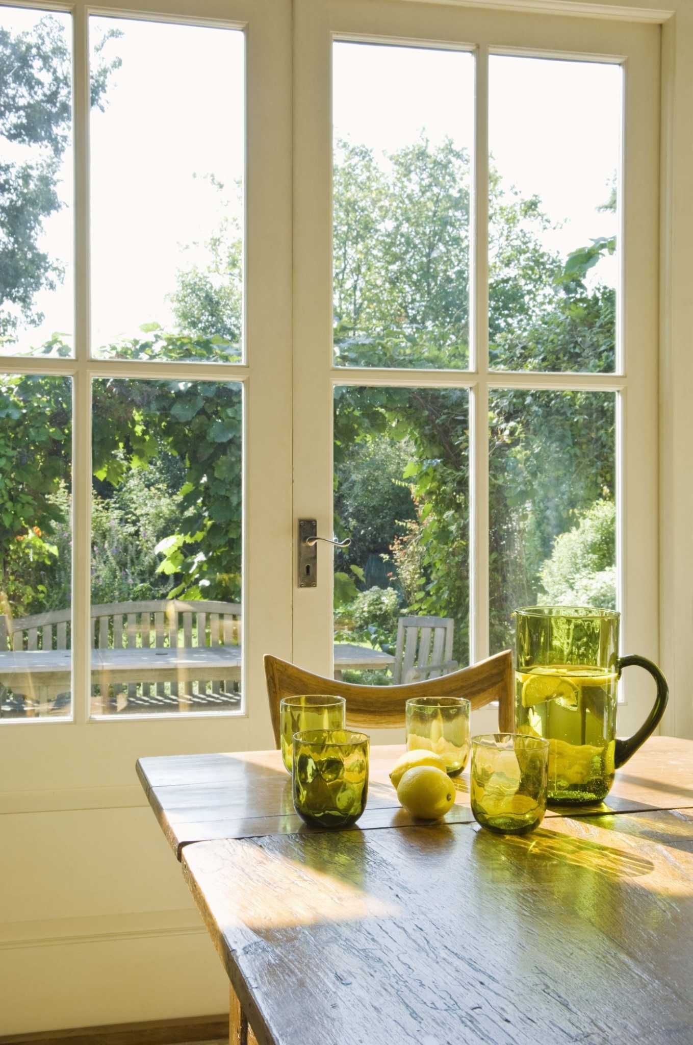 Washing Windows With Vinegar and Ammonia