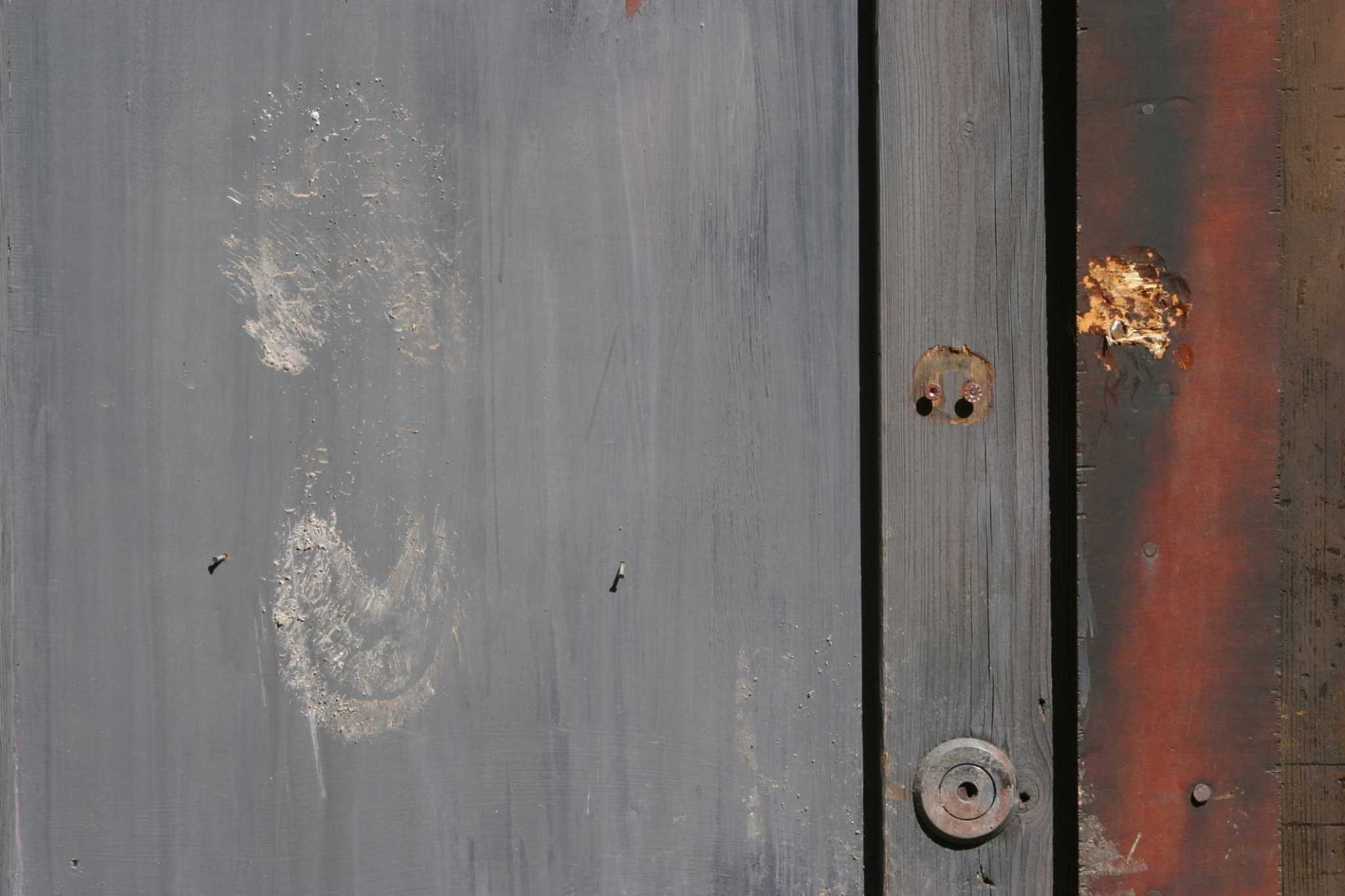 How to Fix Gouges in a Wood Door