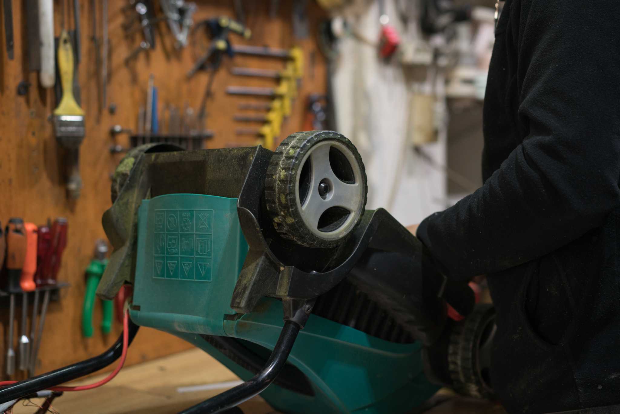 How to Fix a Lawn Mower Carburetor When the Primer is Not Priming