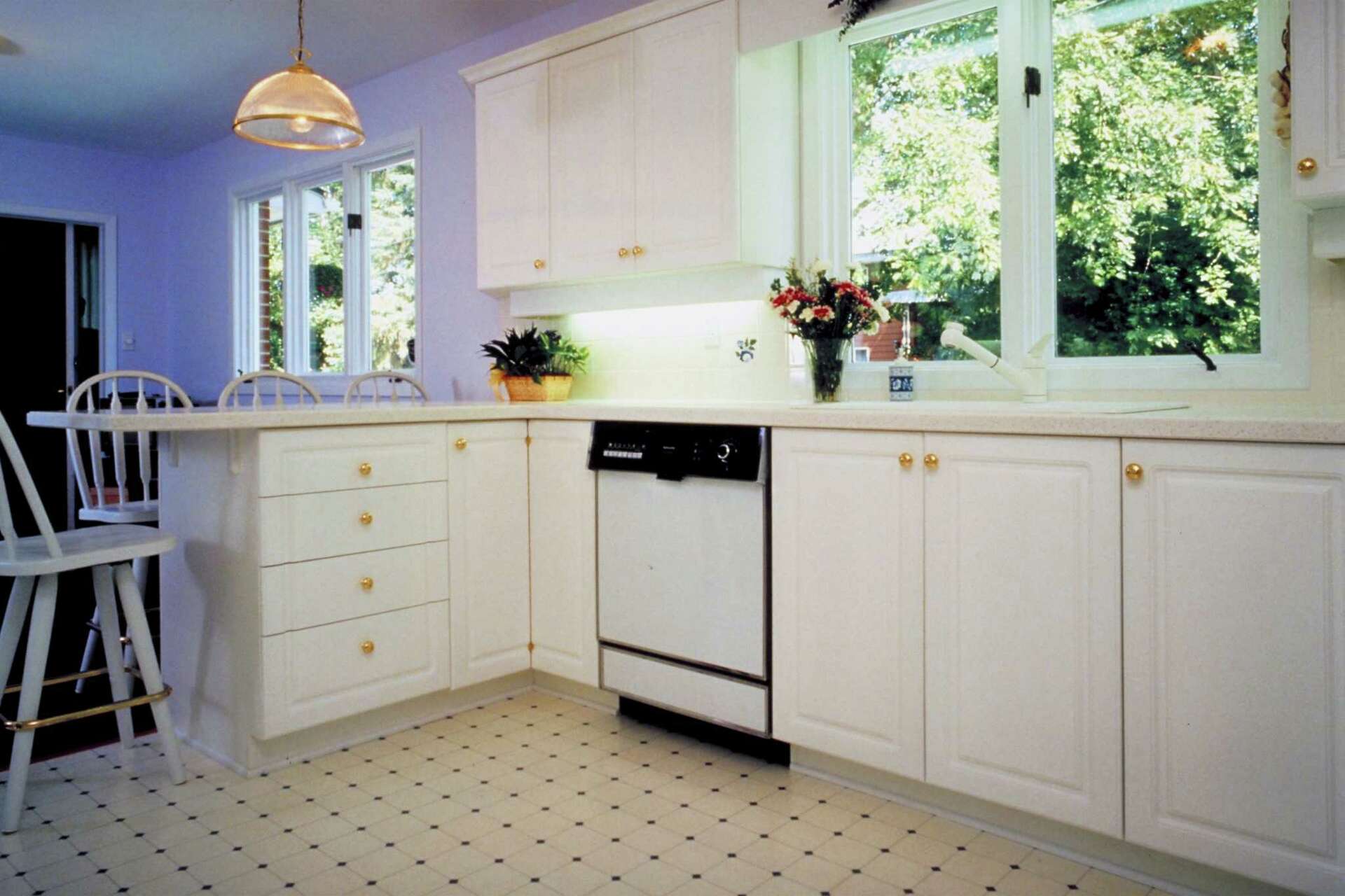 How to Repair Linoleum Floor Scratches