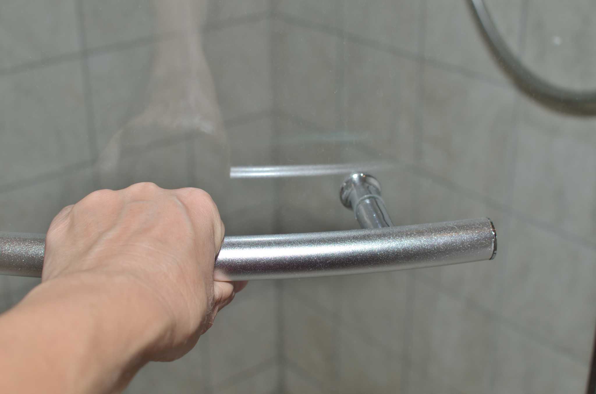 how-to-get-calcium-off-of-shower-doors