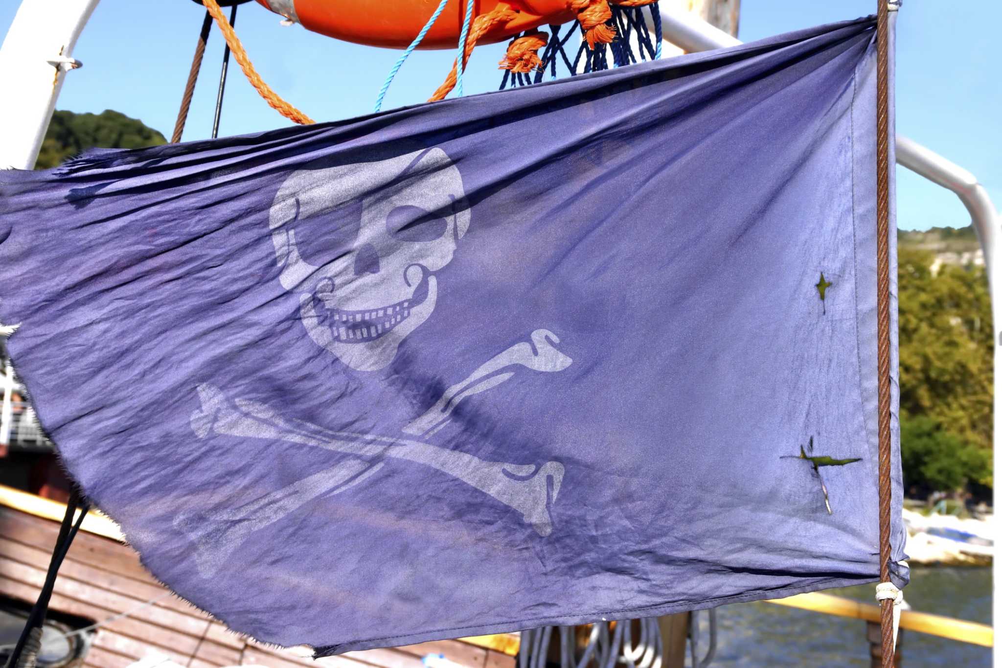 How Do I Give a Polyester Flag an Antiqued Look?