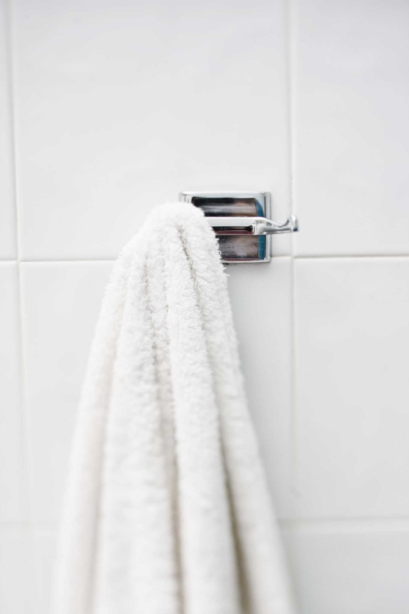 How to Glue Plastic to Tile